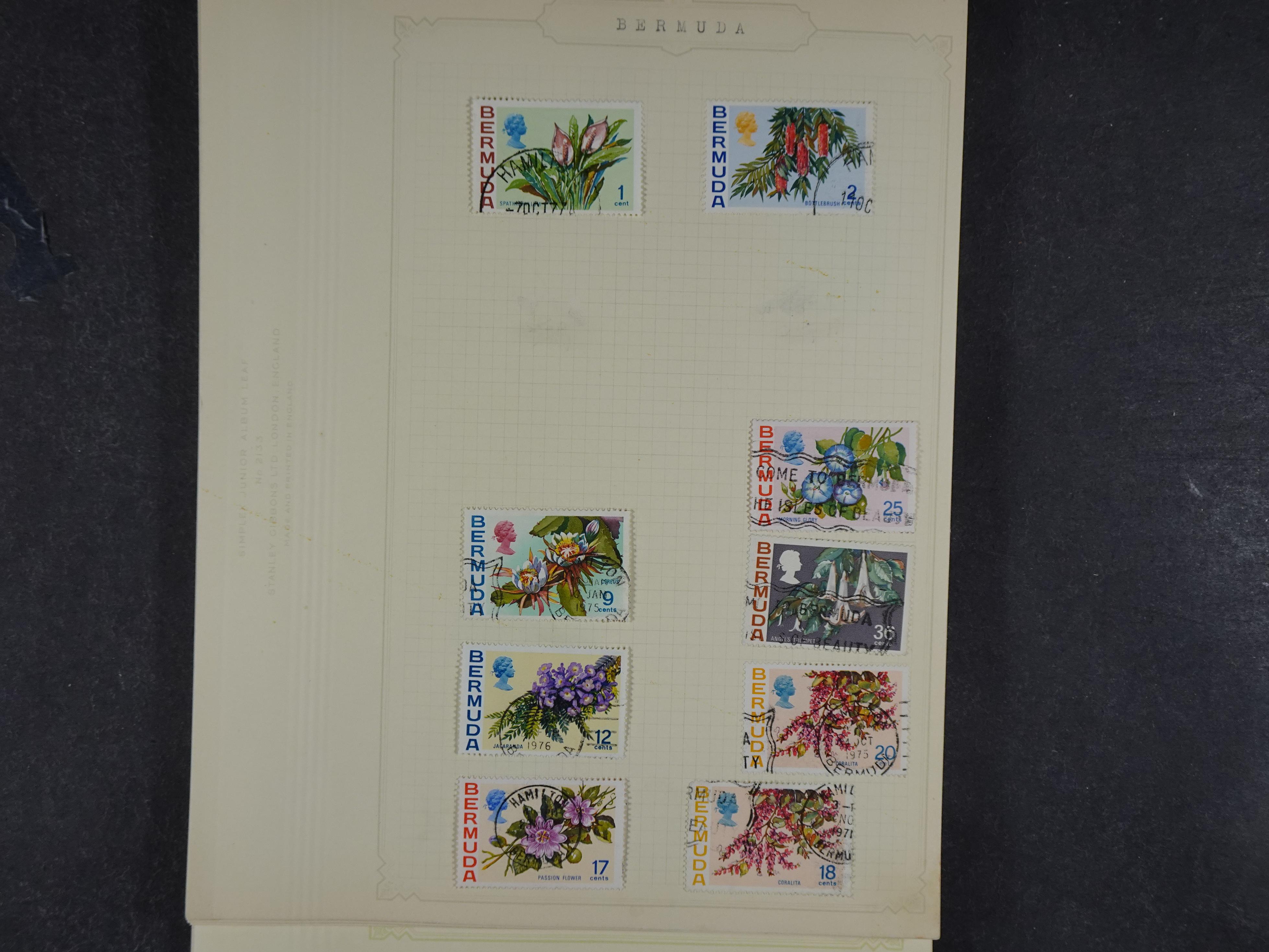 Doos met allerlei materiaal diverse betere zegels en fraaie stempels.
 22