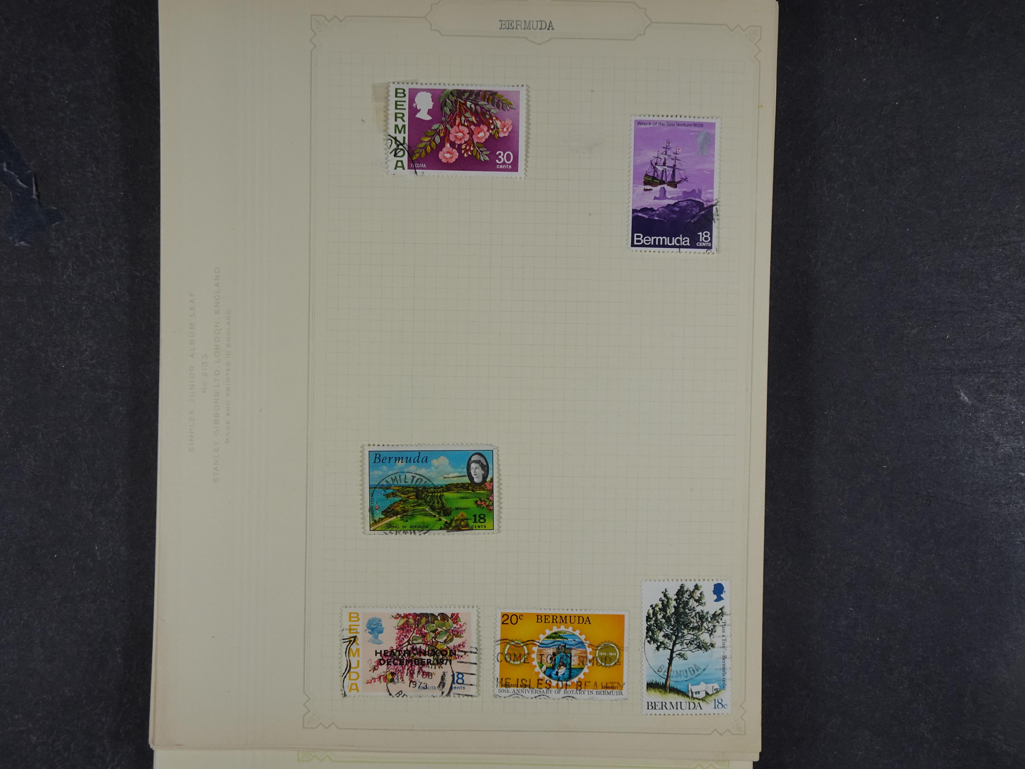 Doos met allerlei materiaal diverse betere zegels en fraaie stempels.
 23