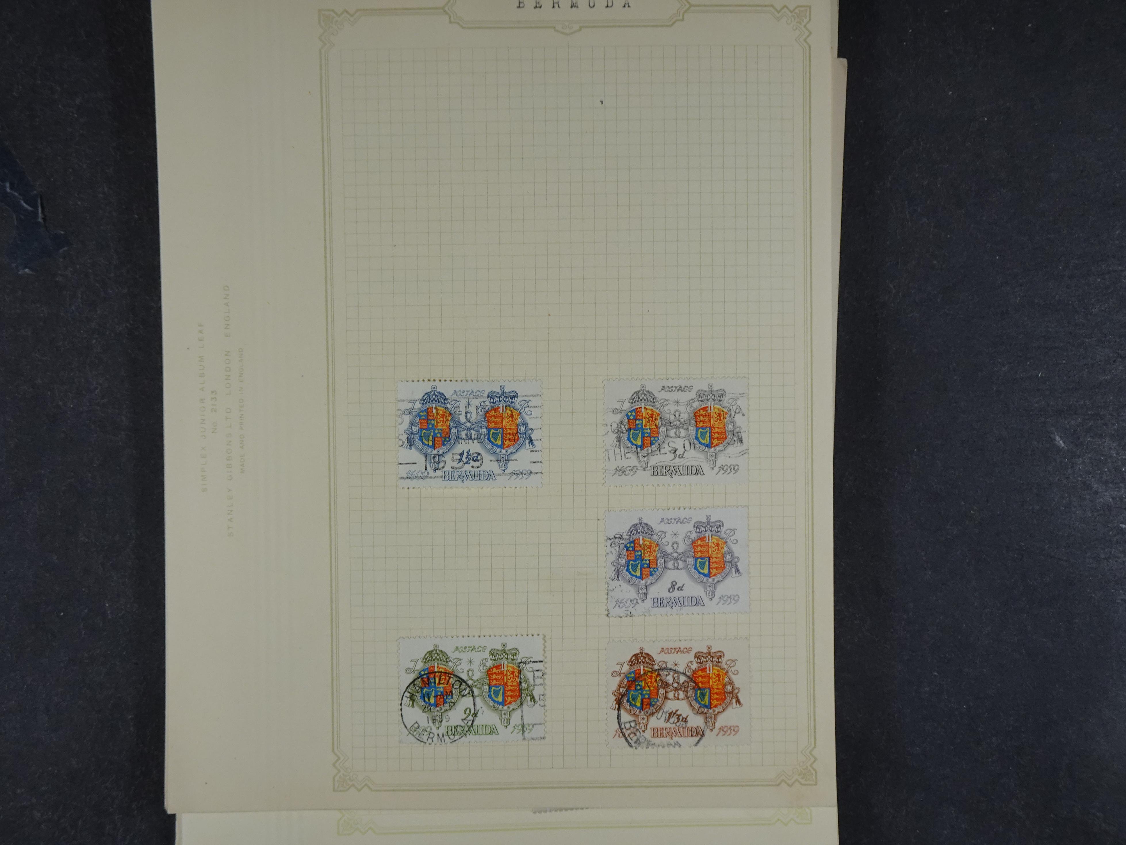 Doos met allerlei materiaal diverse betere zegels en fraaie stempels.
 24