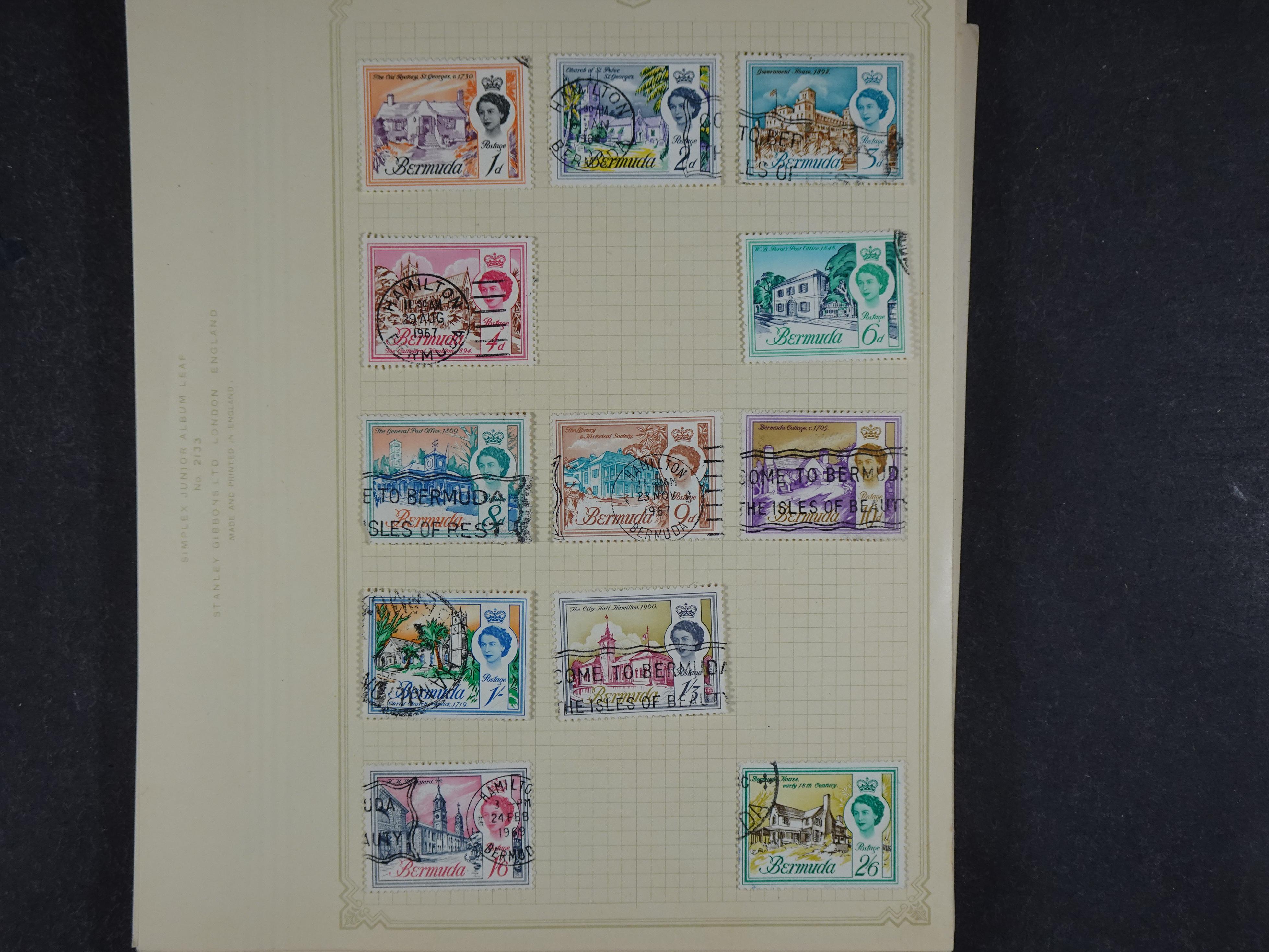 Doos met allerlei materiaal diverse betere zegels en fraaie stempels.
 25