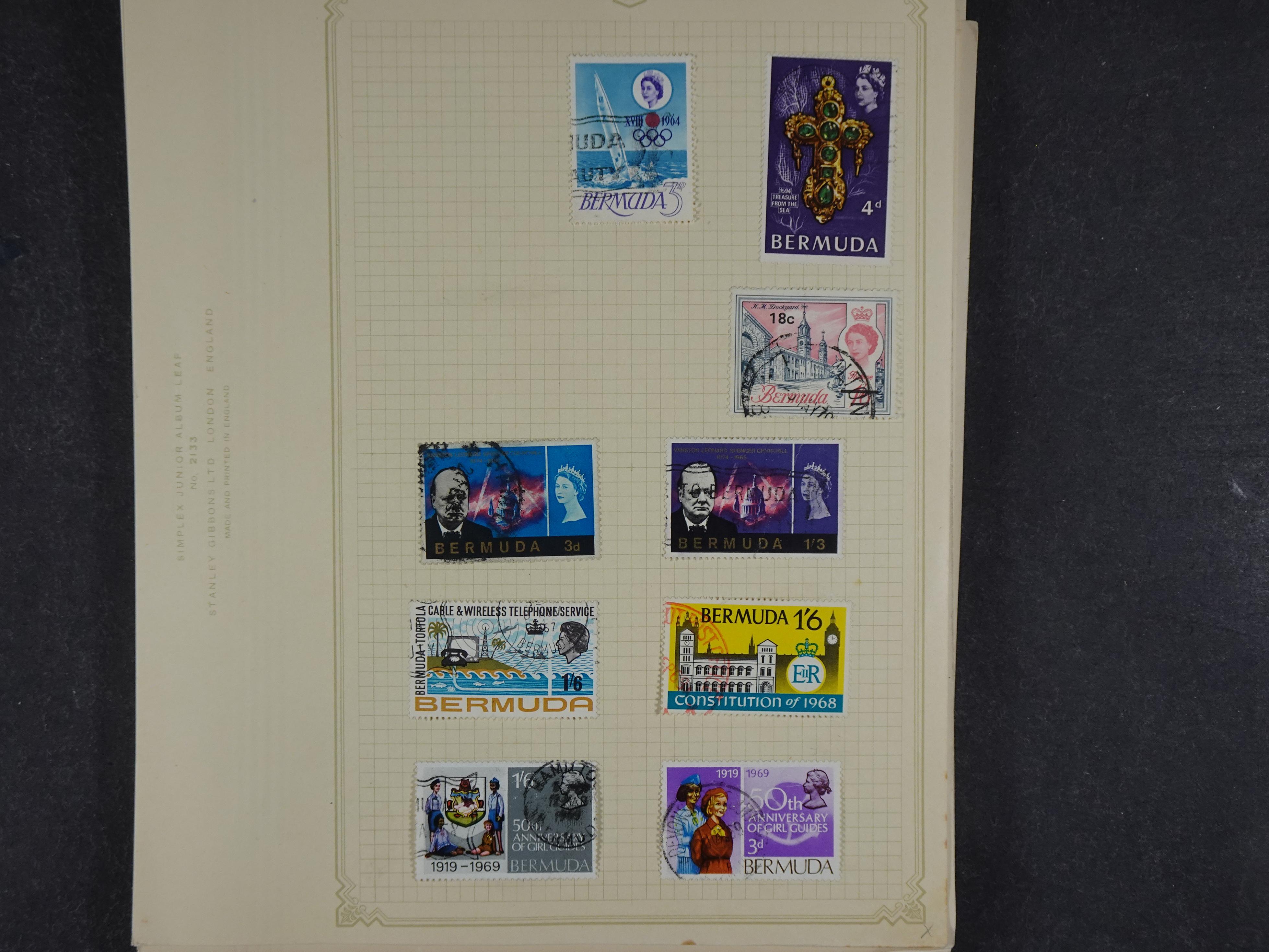 Doos met allerlei materiaal diverse betere zegels en fraaie stempels.
 26