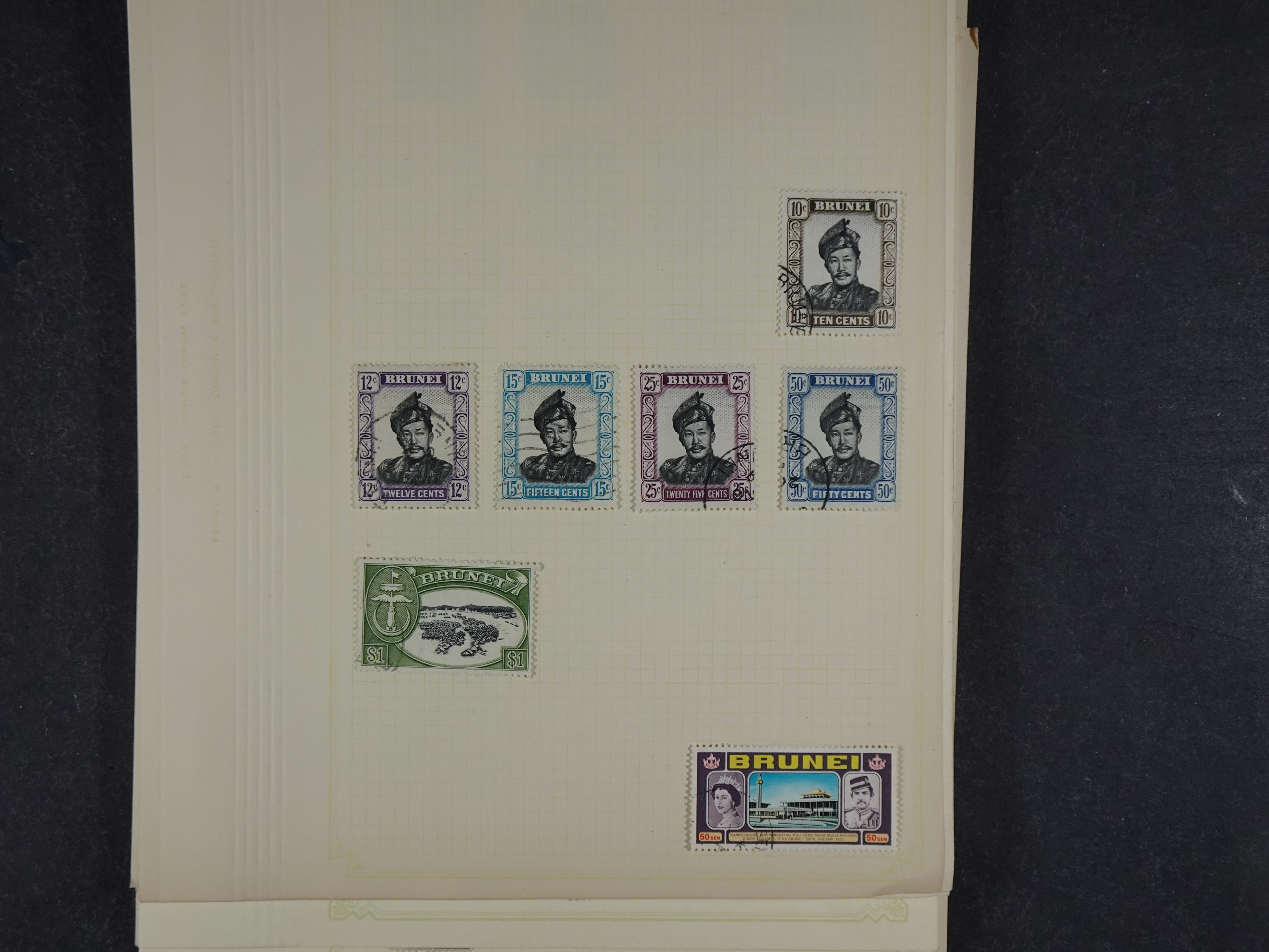 Doos met allerlei materiaal diverse betere zegels en fraaie stempels.
 27