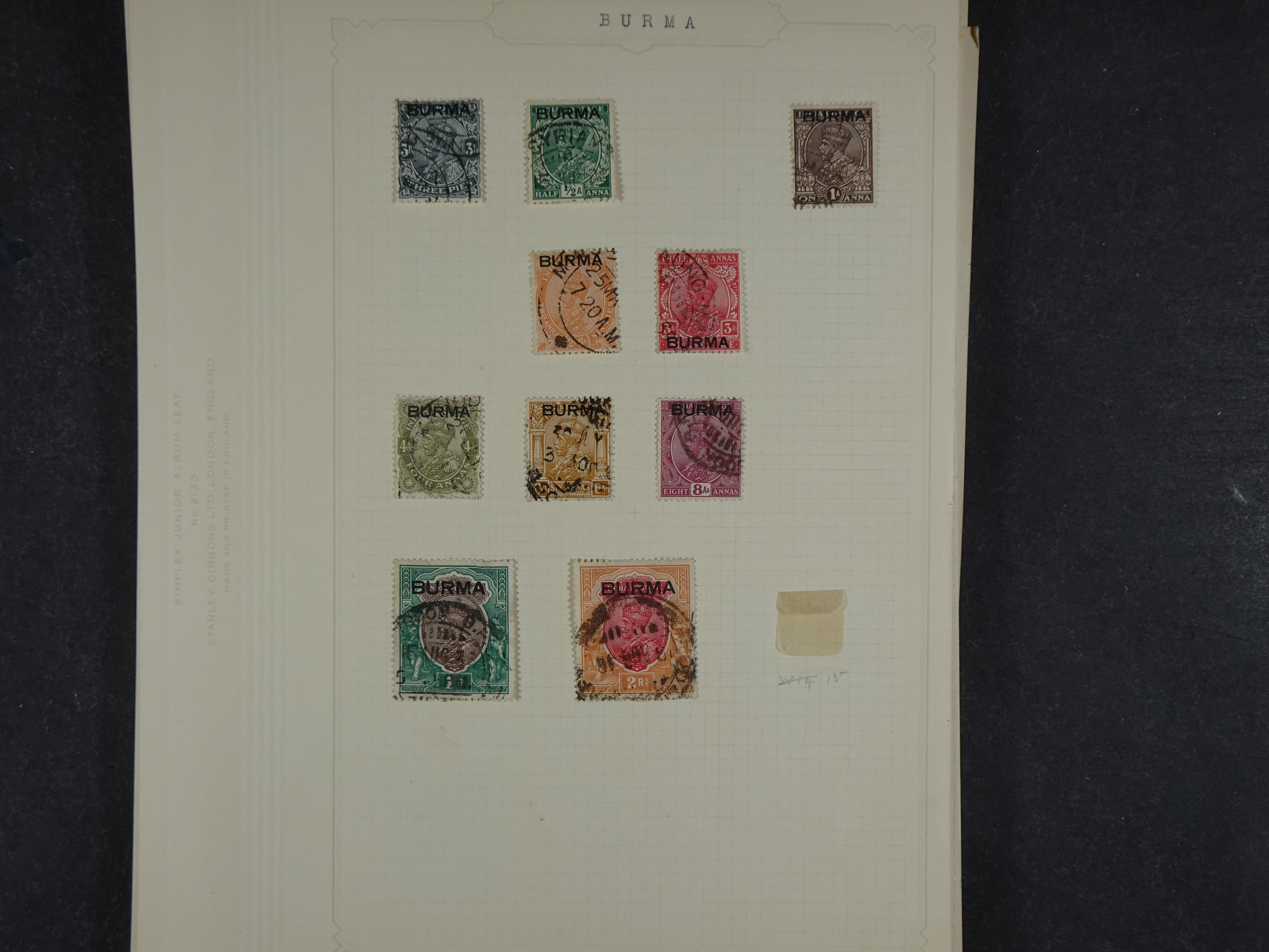 Doos met allerlei materiaal diverse betere zegels en fraaie stempels.
 28