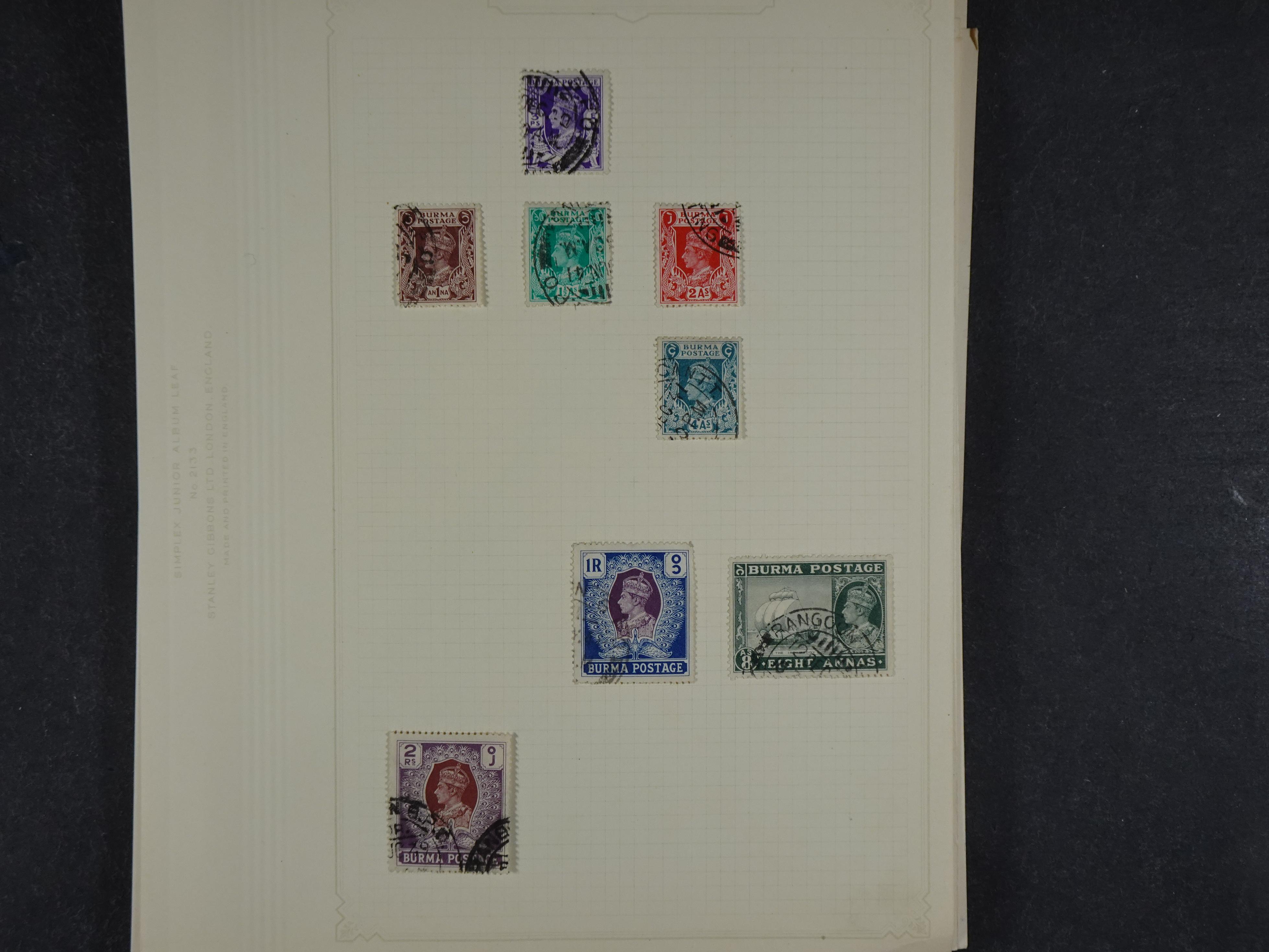 Doos met allerlei materiaal diverse betere zegels en fraaie stempels.
 29