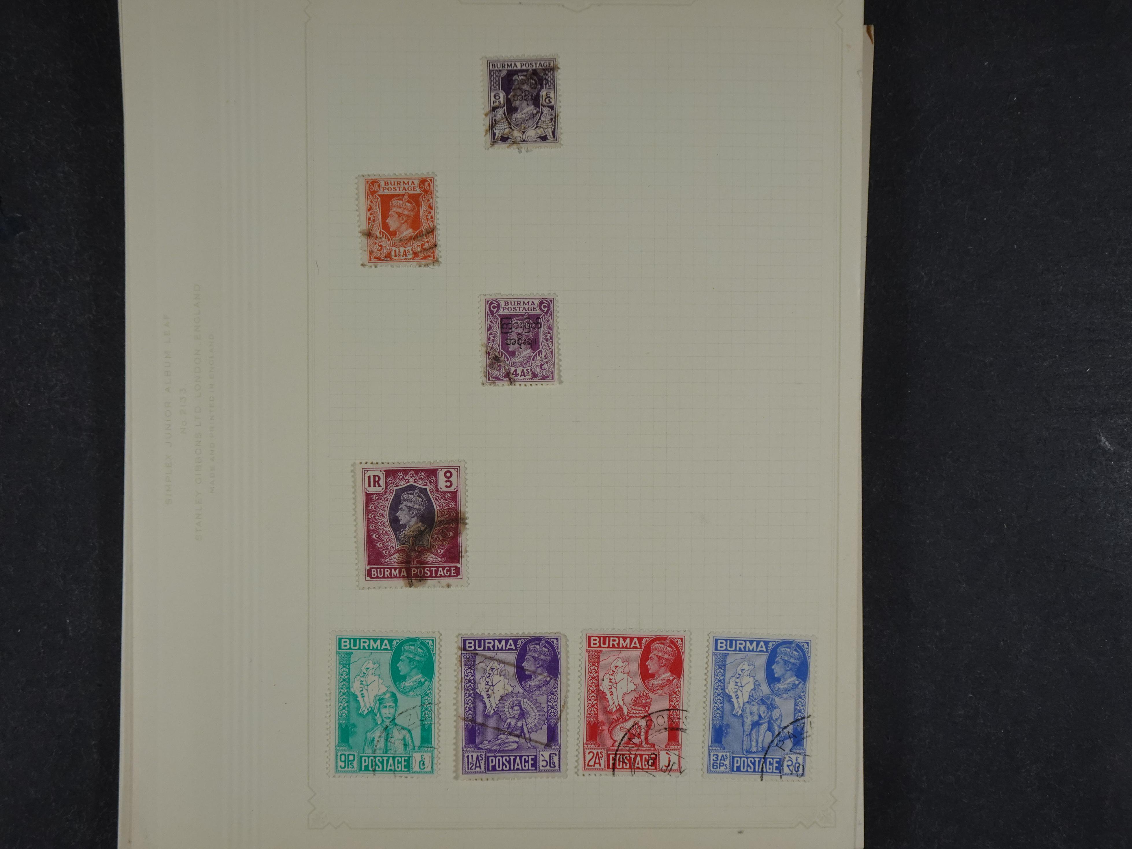 Doos met allerlei materiaal diverse betere zegels en fraaie stempels.
 30