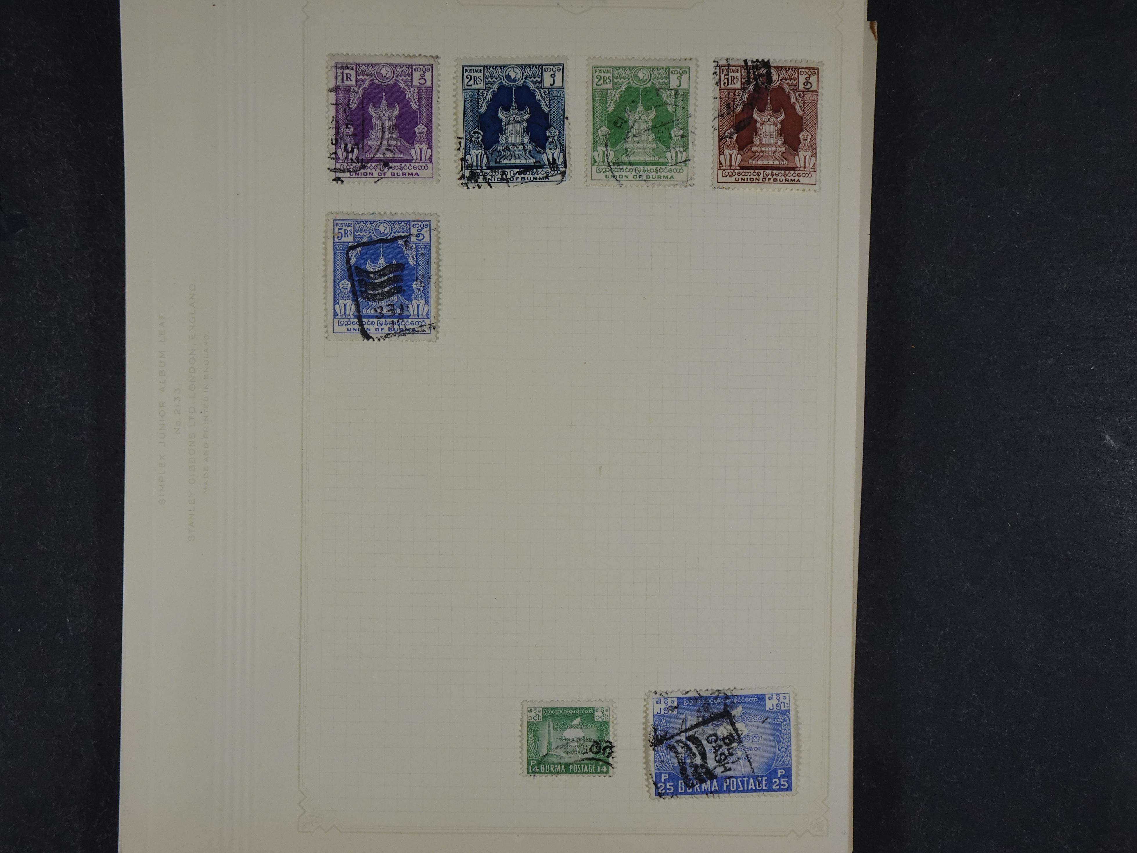 Doos met allerlei materiaal diverse betere zegels en fraaie stempels.
 31