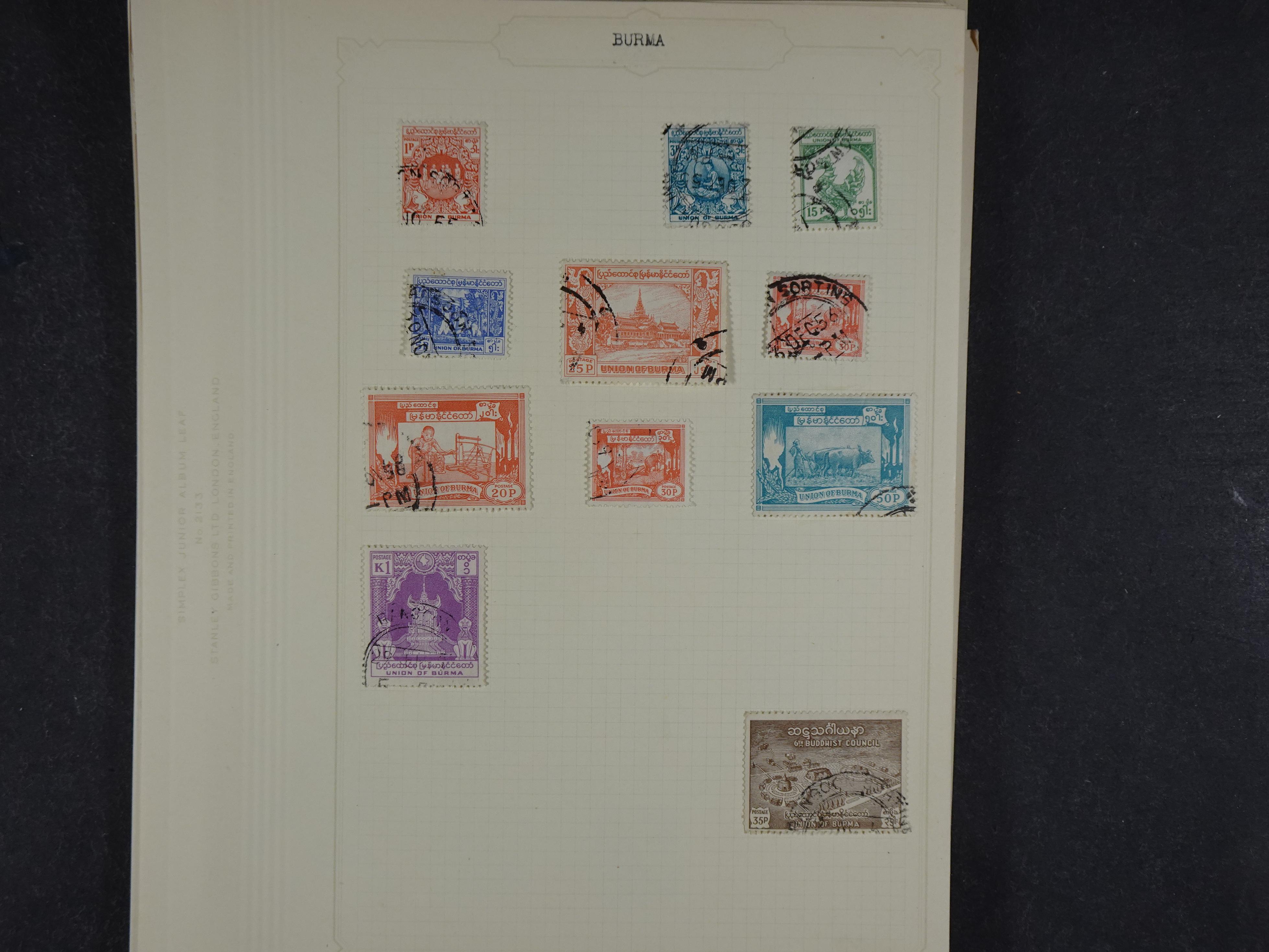 Doos met allerlei materiaal diverse betere zegels en fraaie stempels.
 32