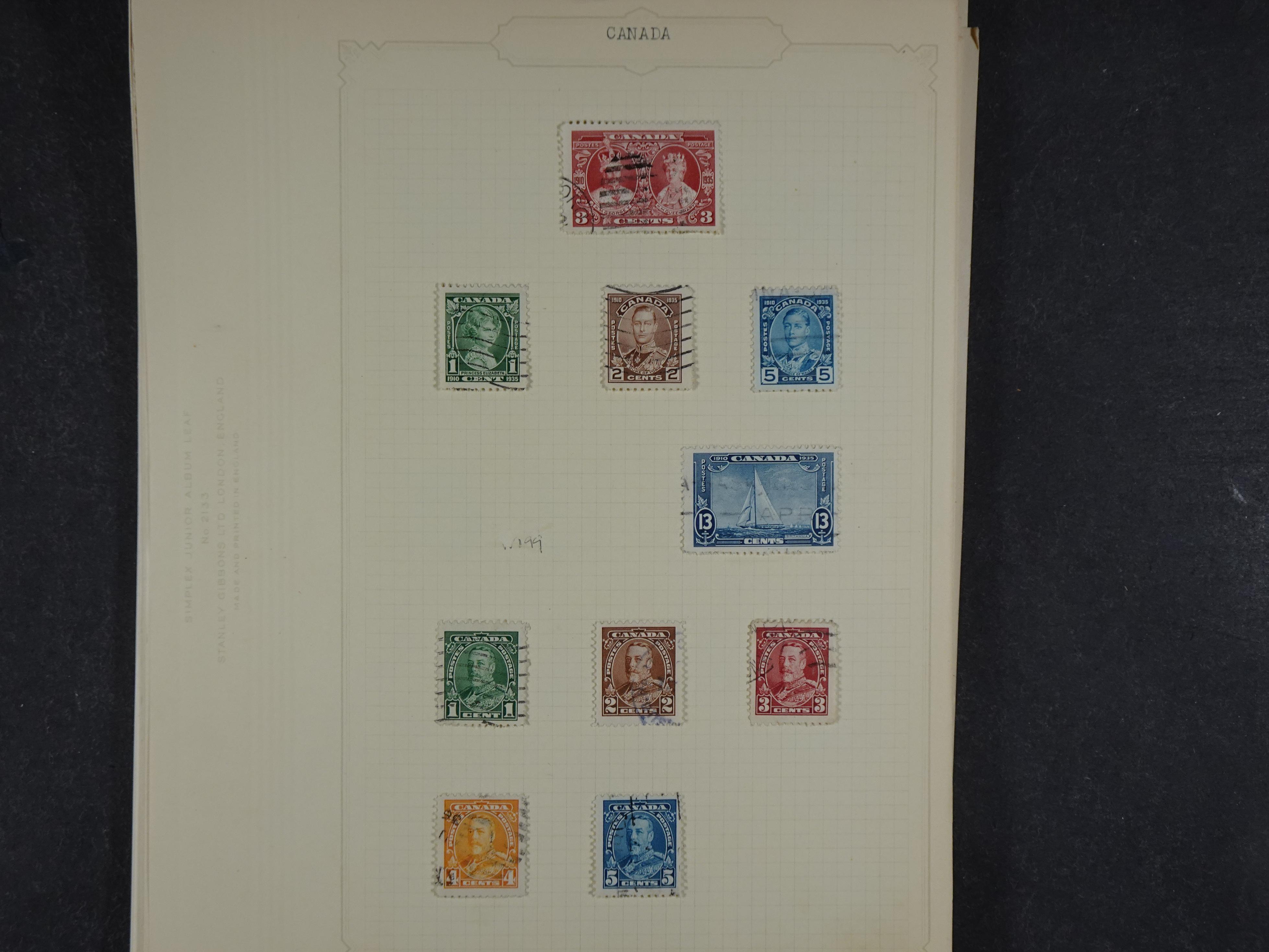 Doos met allerlei materiaal diverse betere zegels en fraaie stempels.
 33