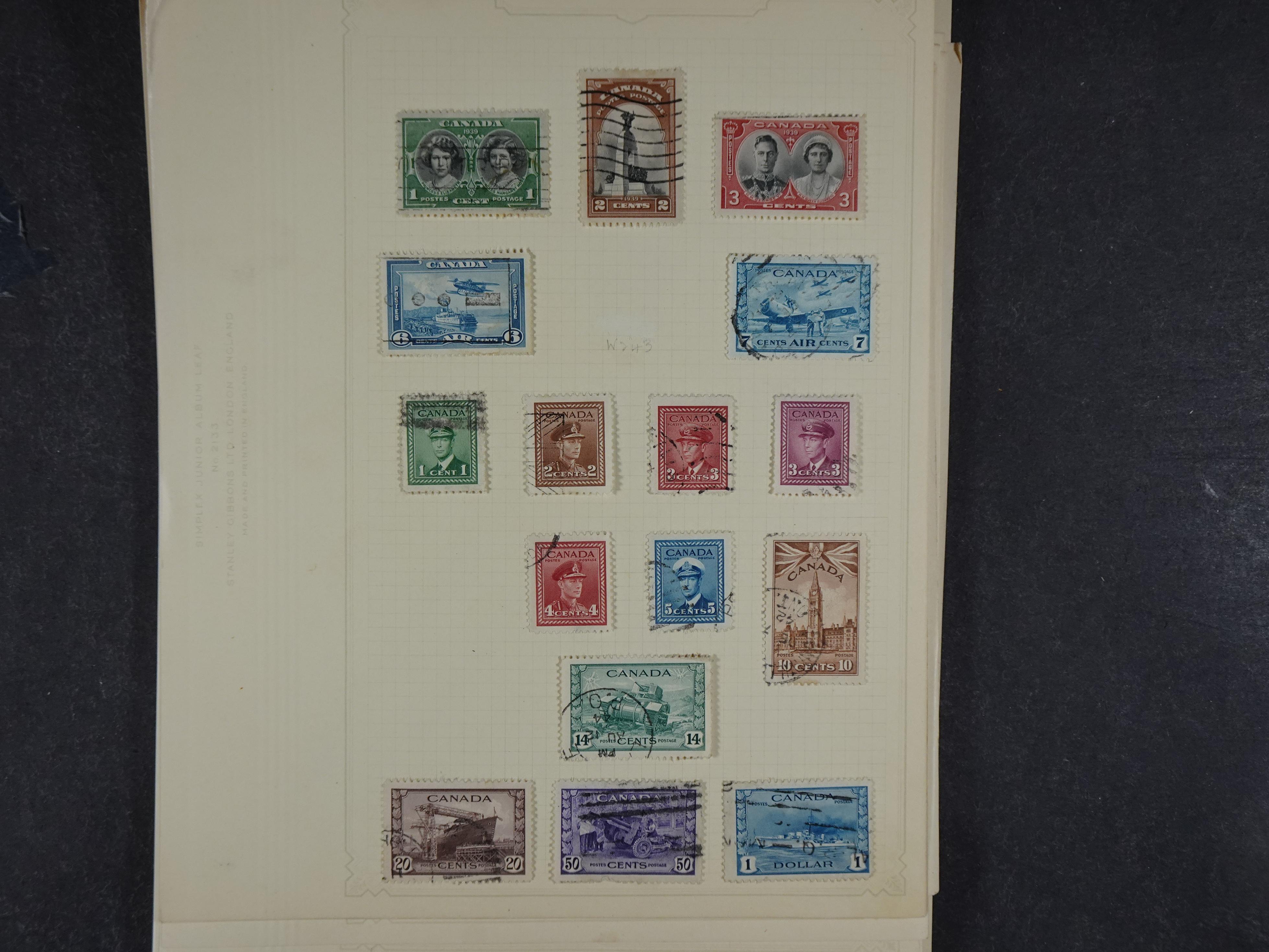 Doos met allerlei materiaal diverse betere zegels en fraaie stempels.
 34