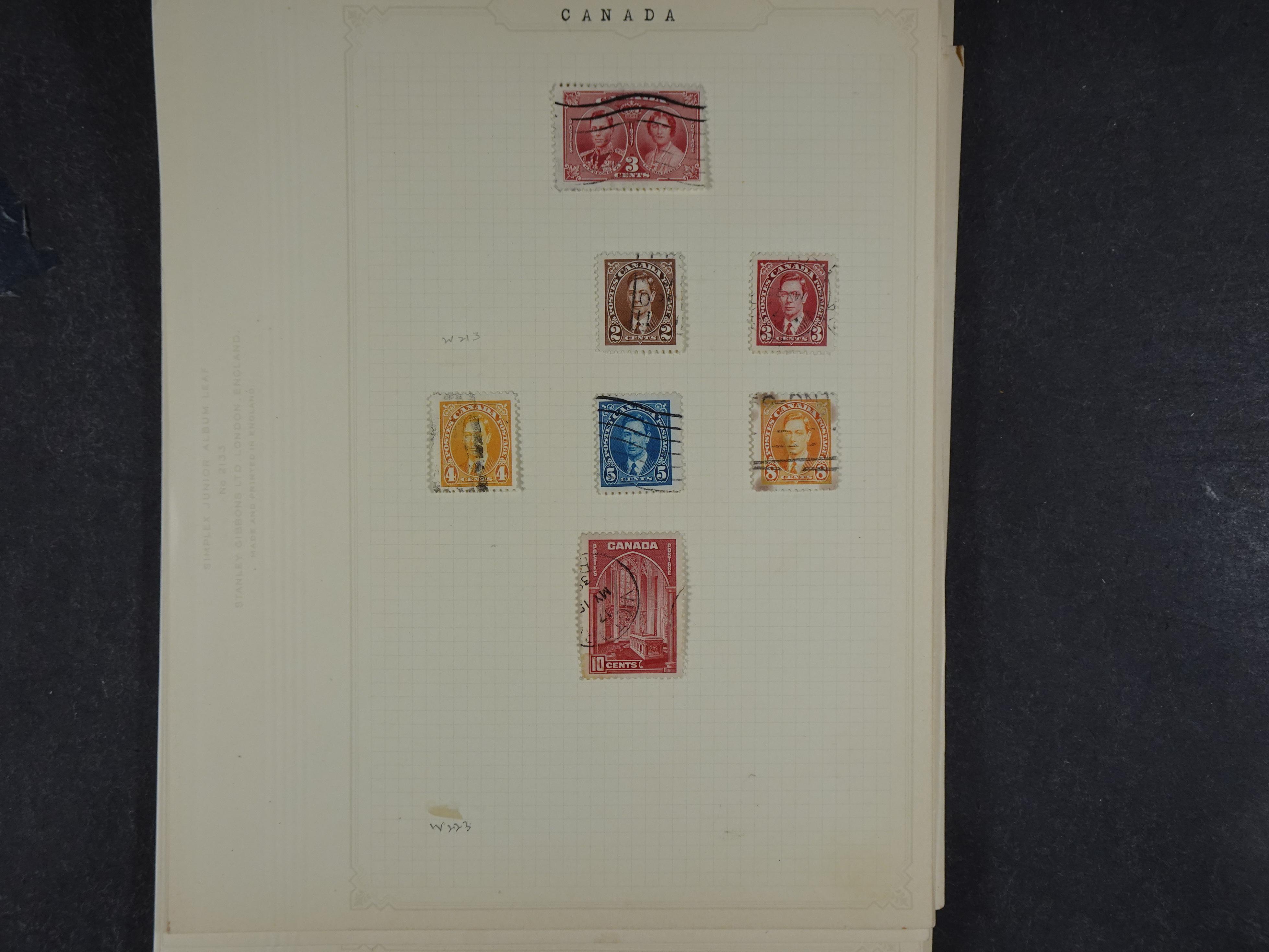 Doos met allerlei materiaal diverse betere zegels en fraaie stempels.
 35