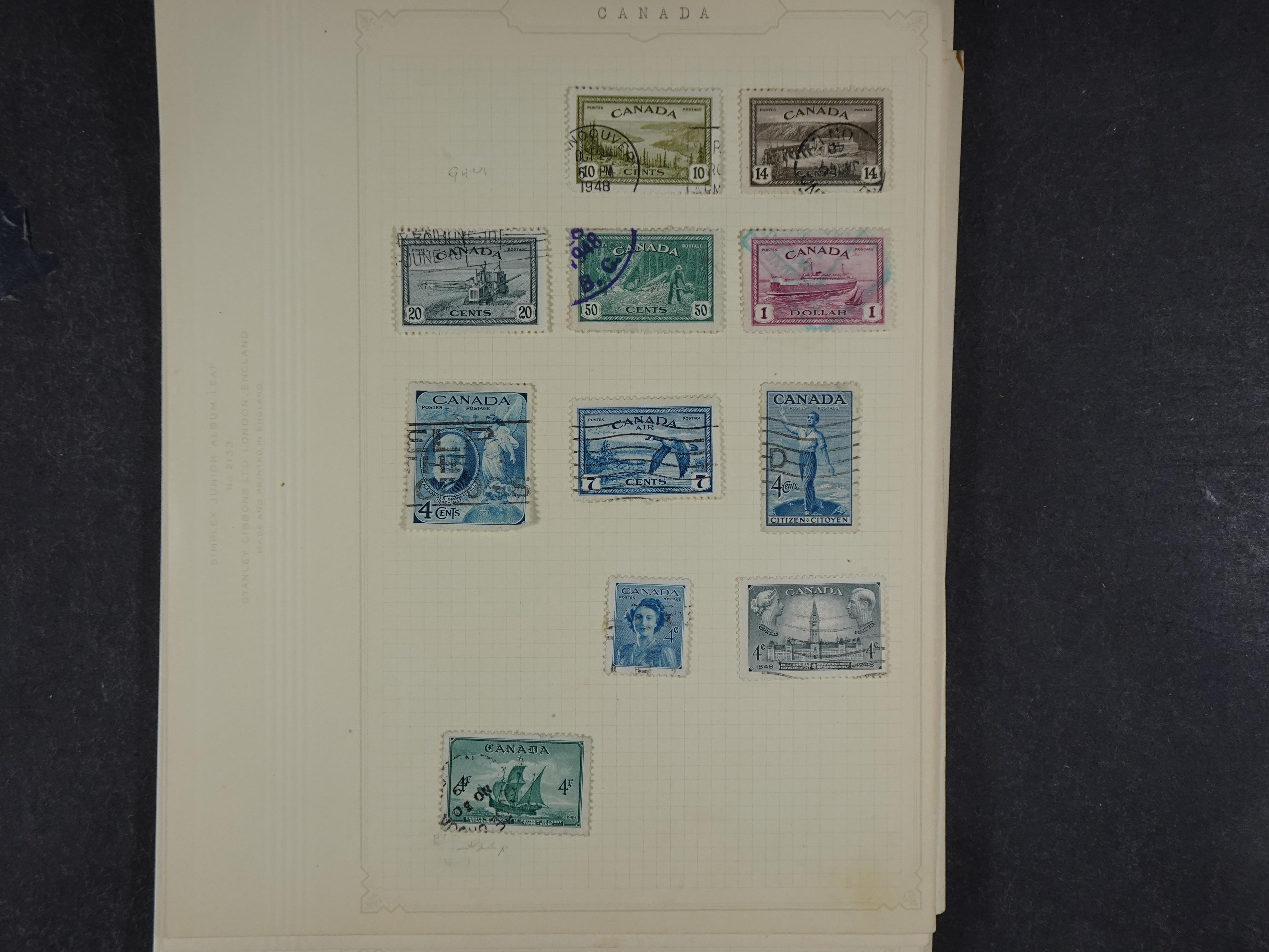 Doos met allerlei materiaal diverse betere zegels en fraaie stempels.
 36