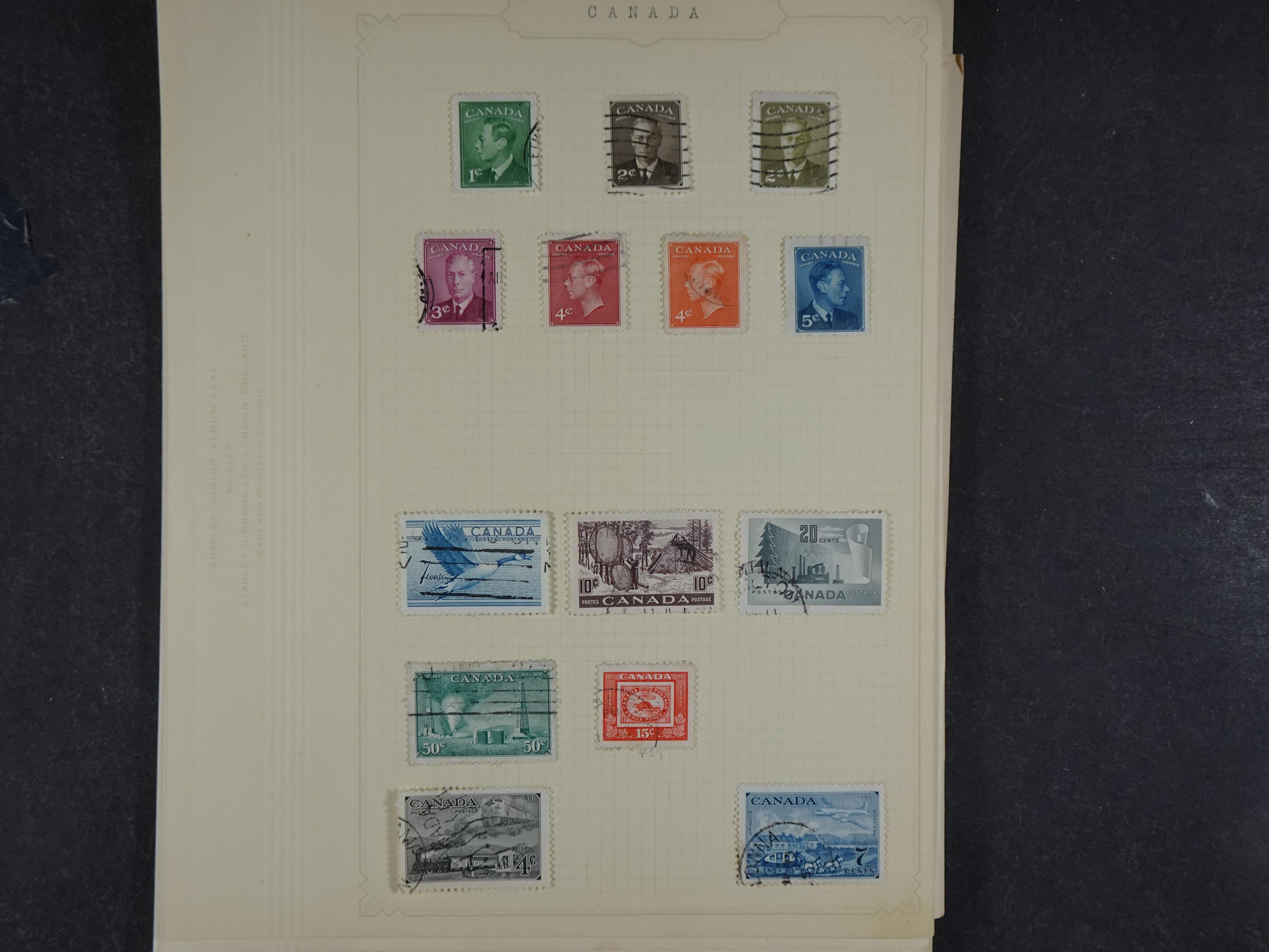 Doos met allerlei materiaal diverse betere zegels en fraaie stempels.
 37