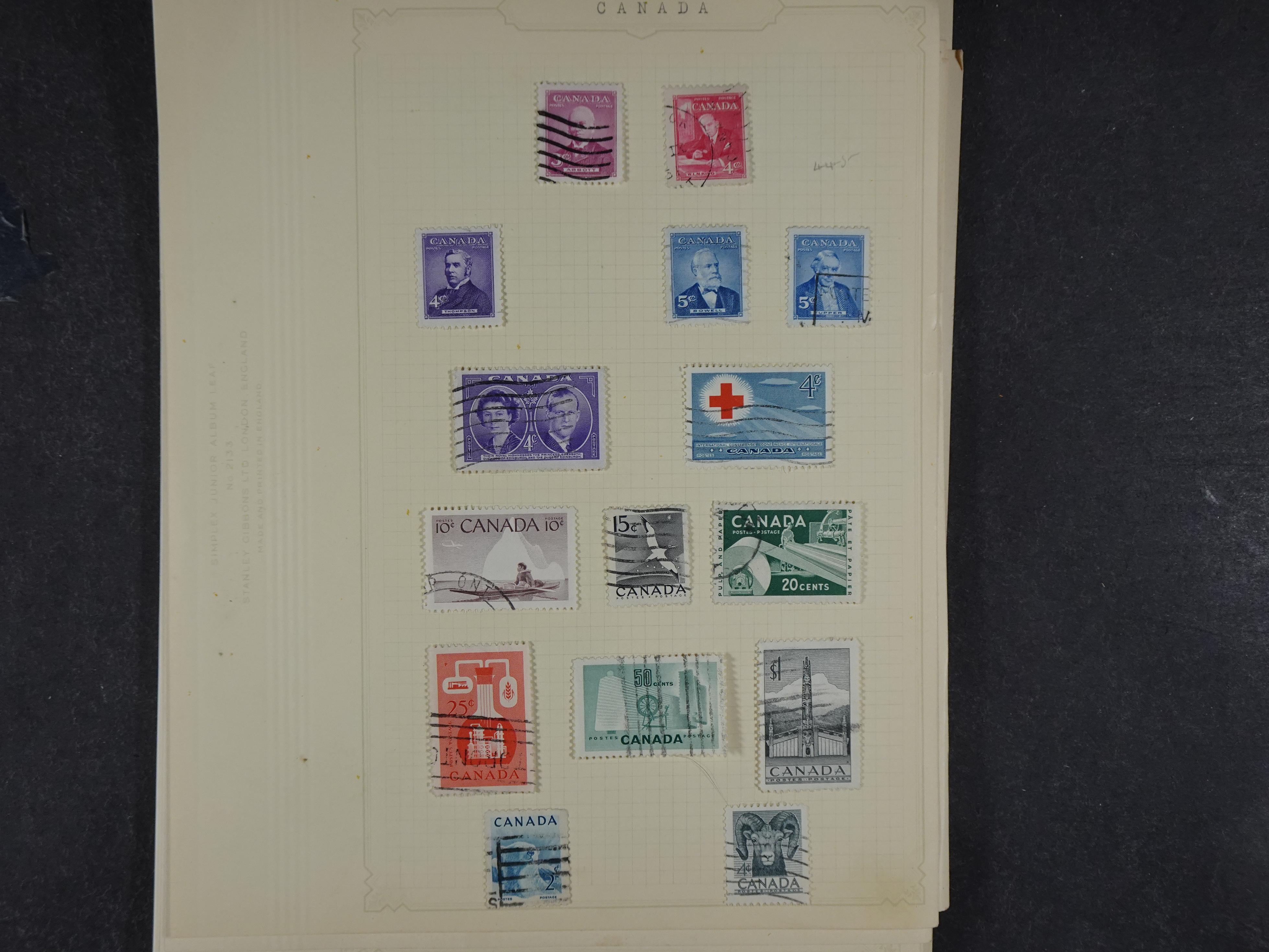 Doos met allerlei materiaal diverse betere zegels en fraaie stempels.
 38