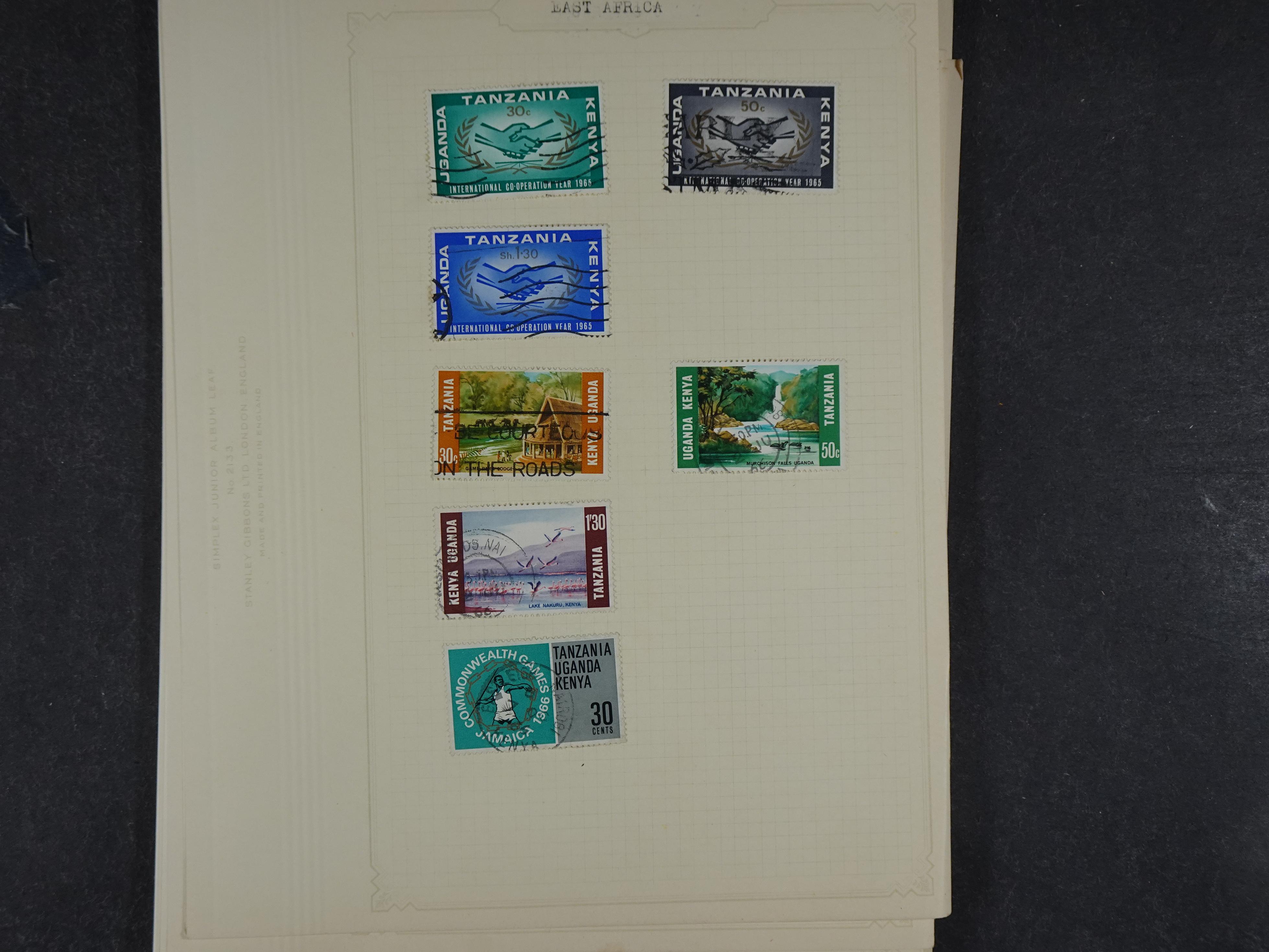 Doos met allerlei materiaal diverse betere zegels en fraaie stempels.
 39