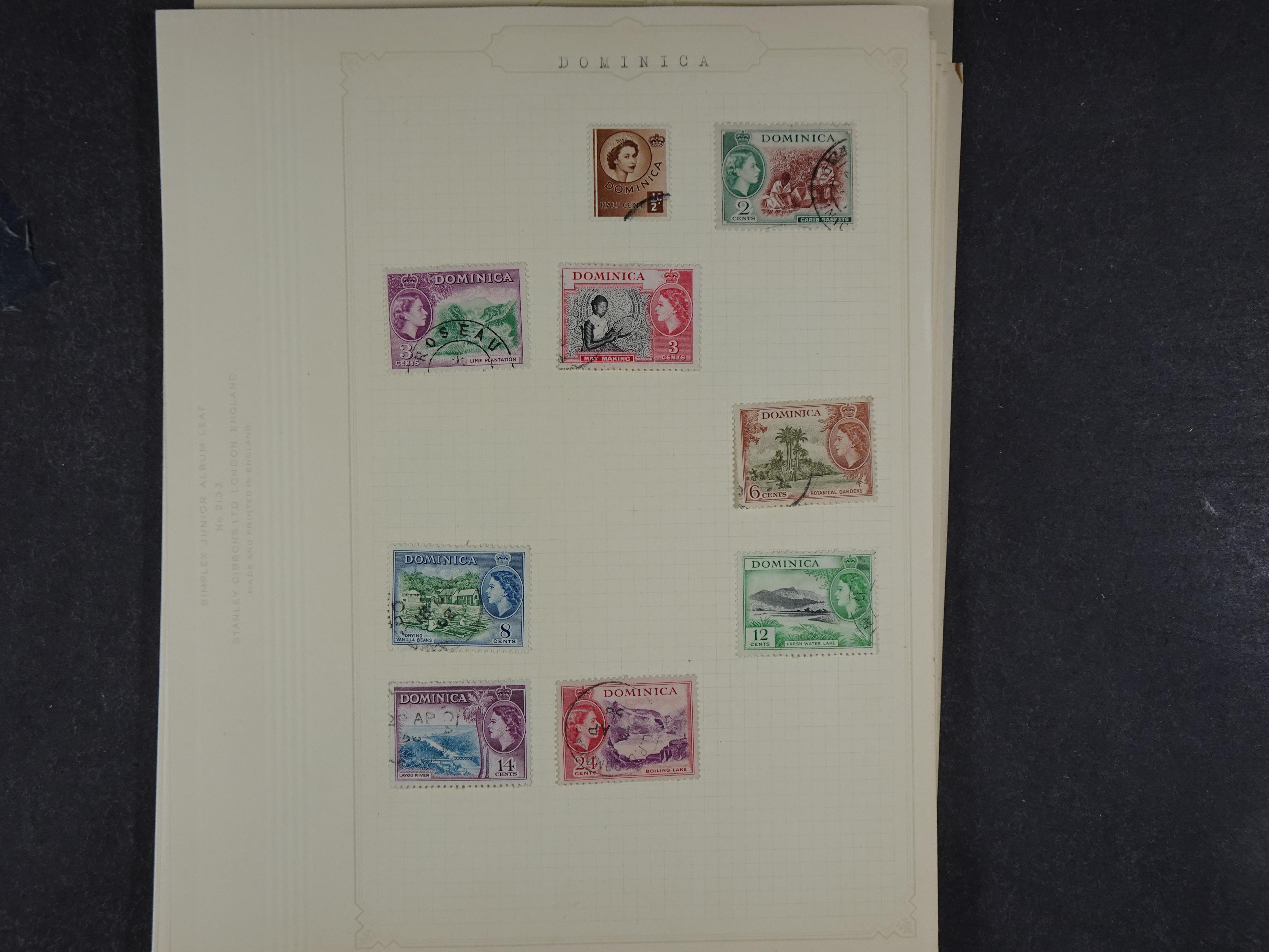 Doos met allerlei materiaal diverse betere zegels en fraaie stempels.
 41