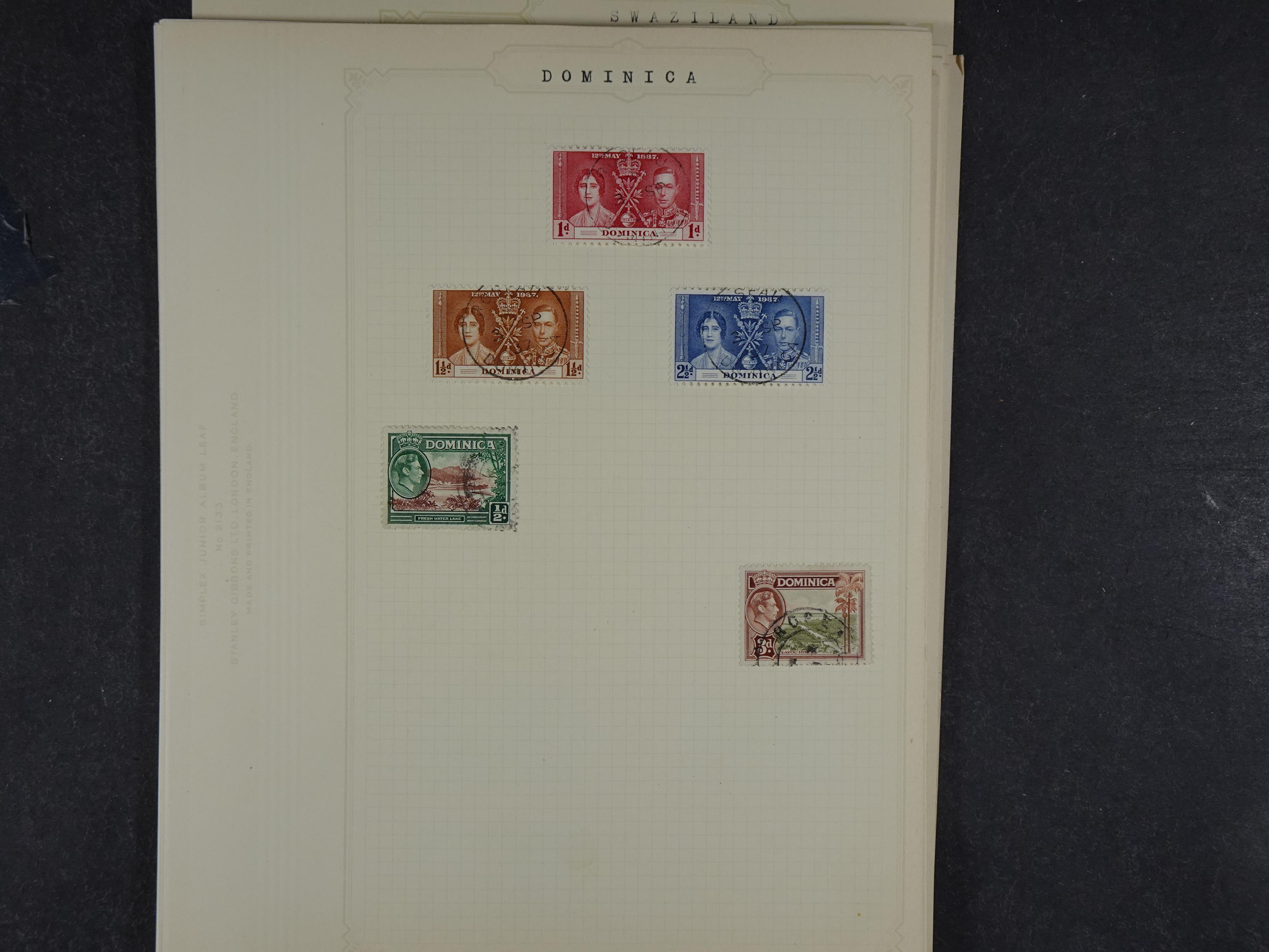 Doos met allerlei materiaal diverse betere zegels en fraaie stempels.
 42