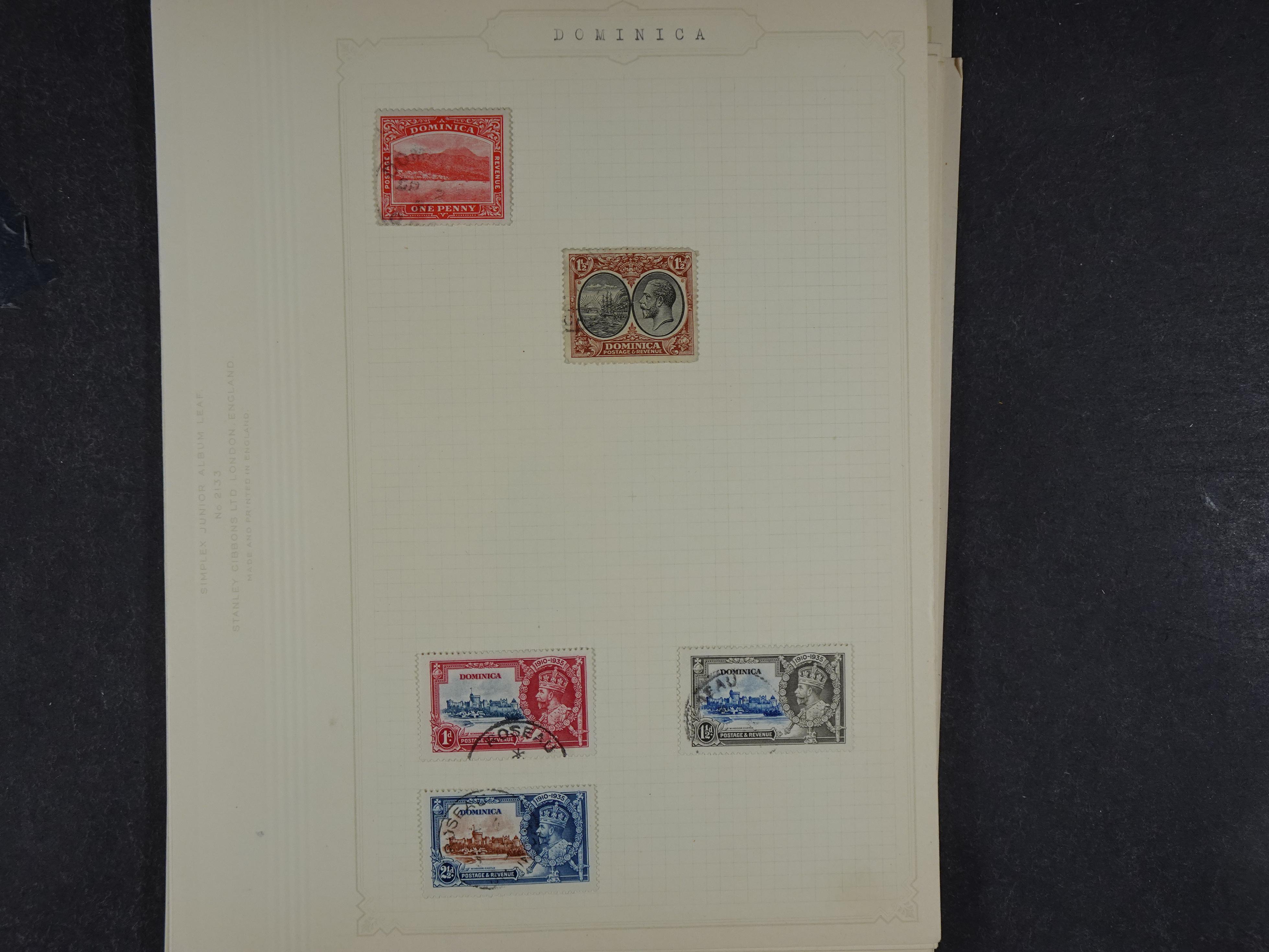 Doos met allerlei materiaal diverse betere zegels en fraaie stempels.
 43