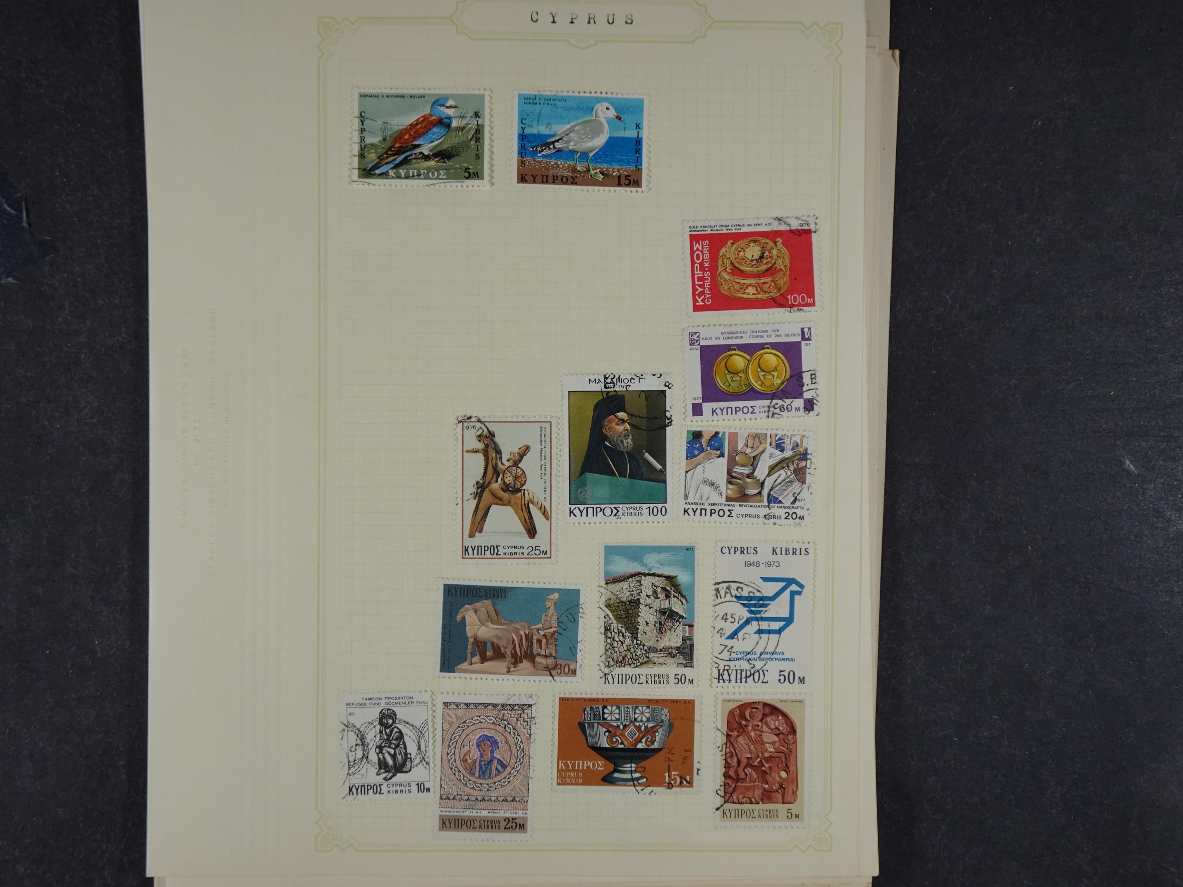 Doos met allerlei materiaal diverse betere zegels en fraaie stempels.
 44