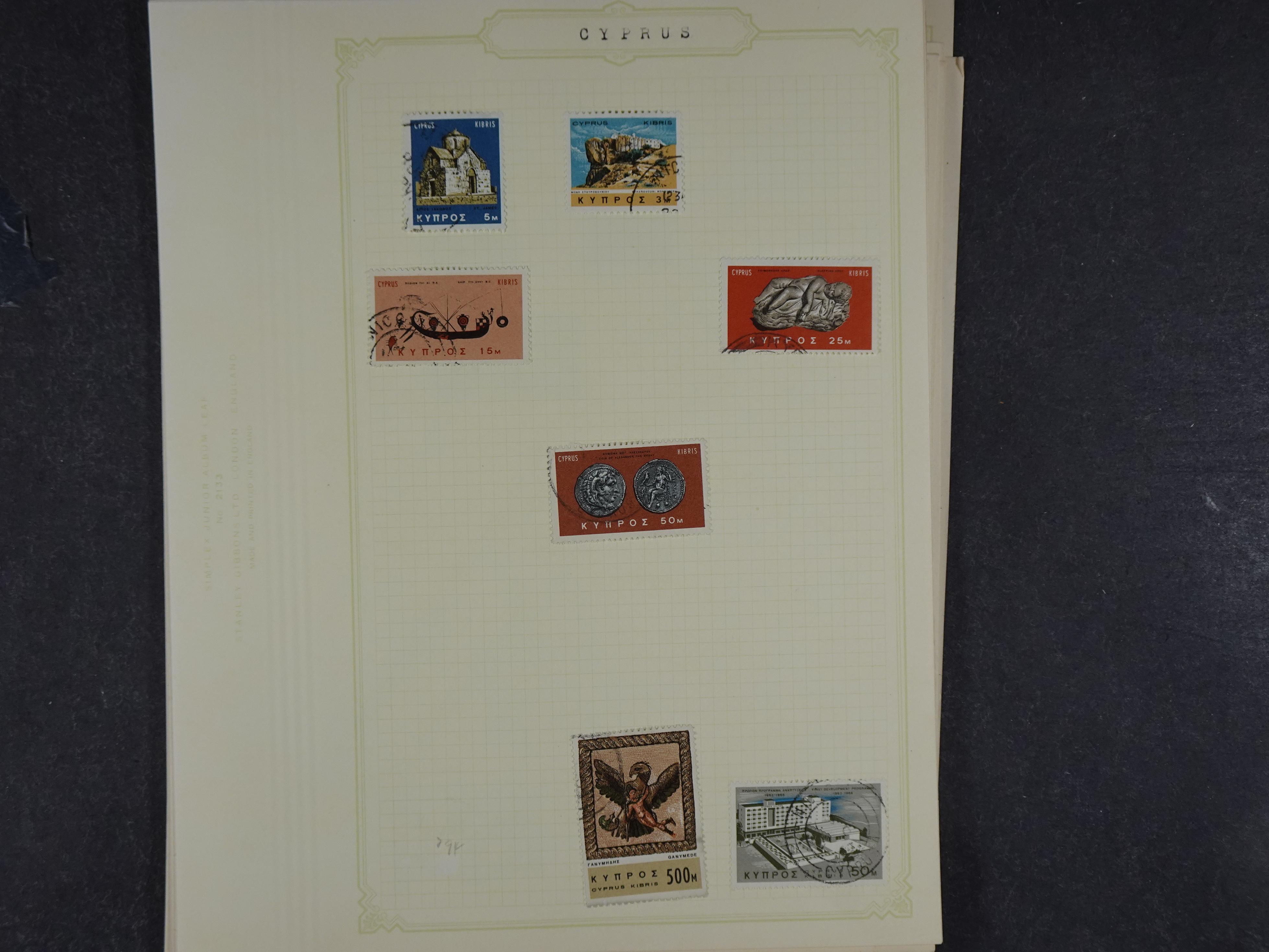 Doos met allerlei materiaal diverse betere zegels en fraaie stempels.
 45