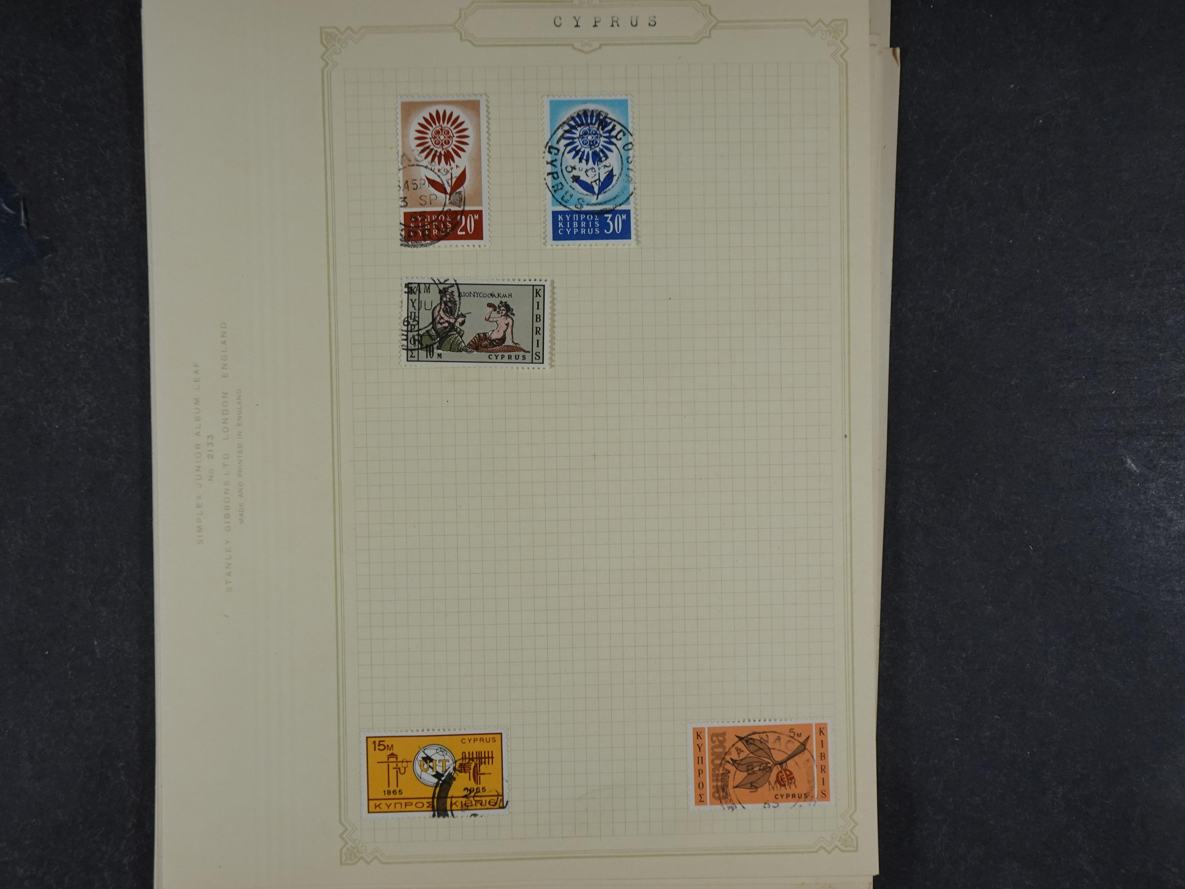 Doos met allerlei materiaal diverse betere zegels en fraaie stempels.
 46