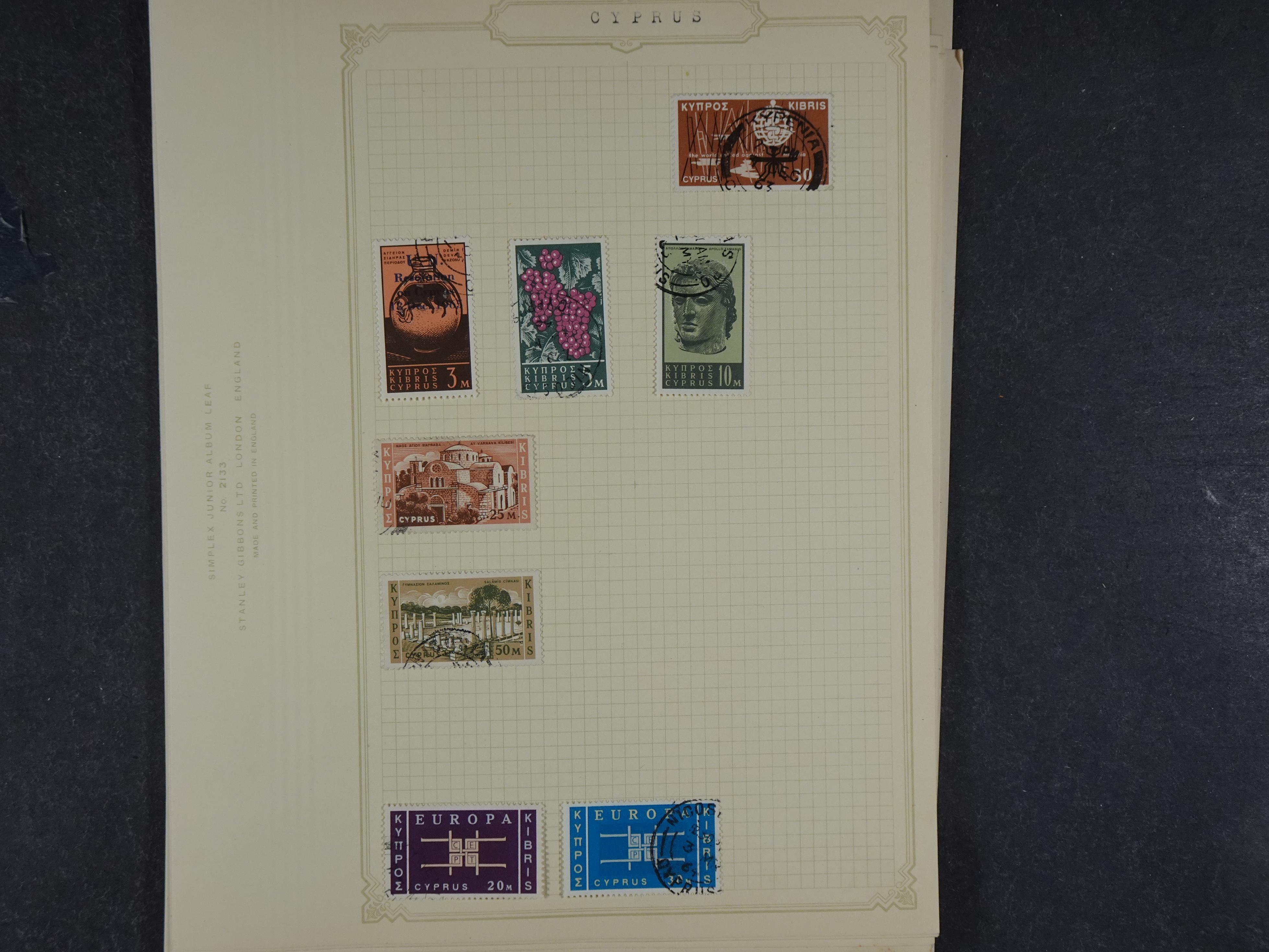 Doos met allerlei materiaal diverse betere zegels en fraaie stempels.
 47