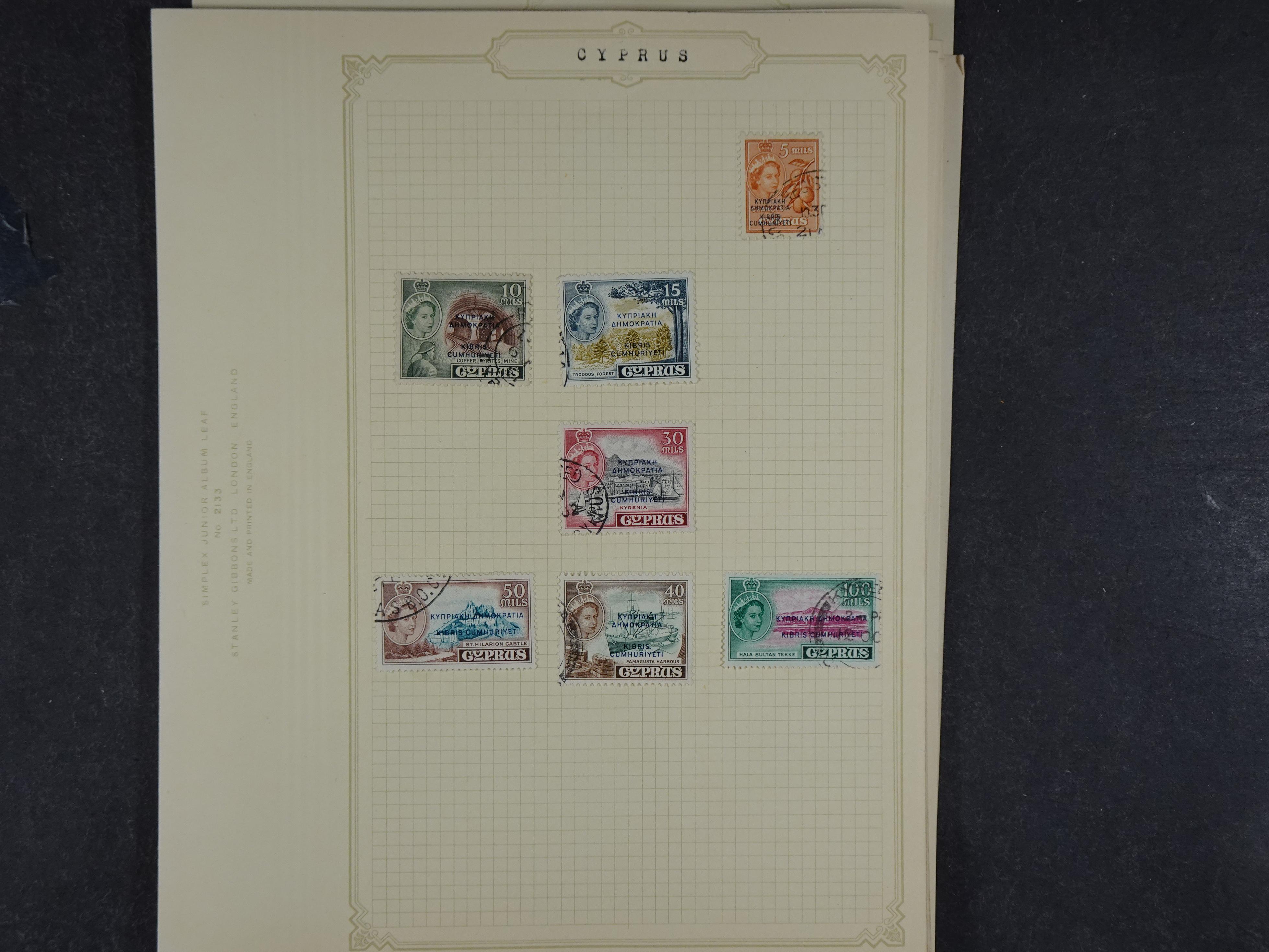 Doos met allerlei materiaal diverse betere zegels en fraaie stempels.
 48