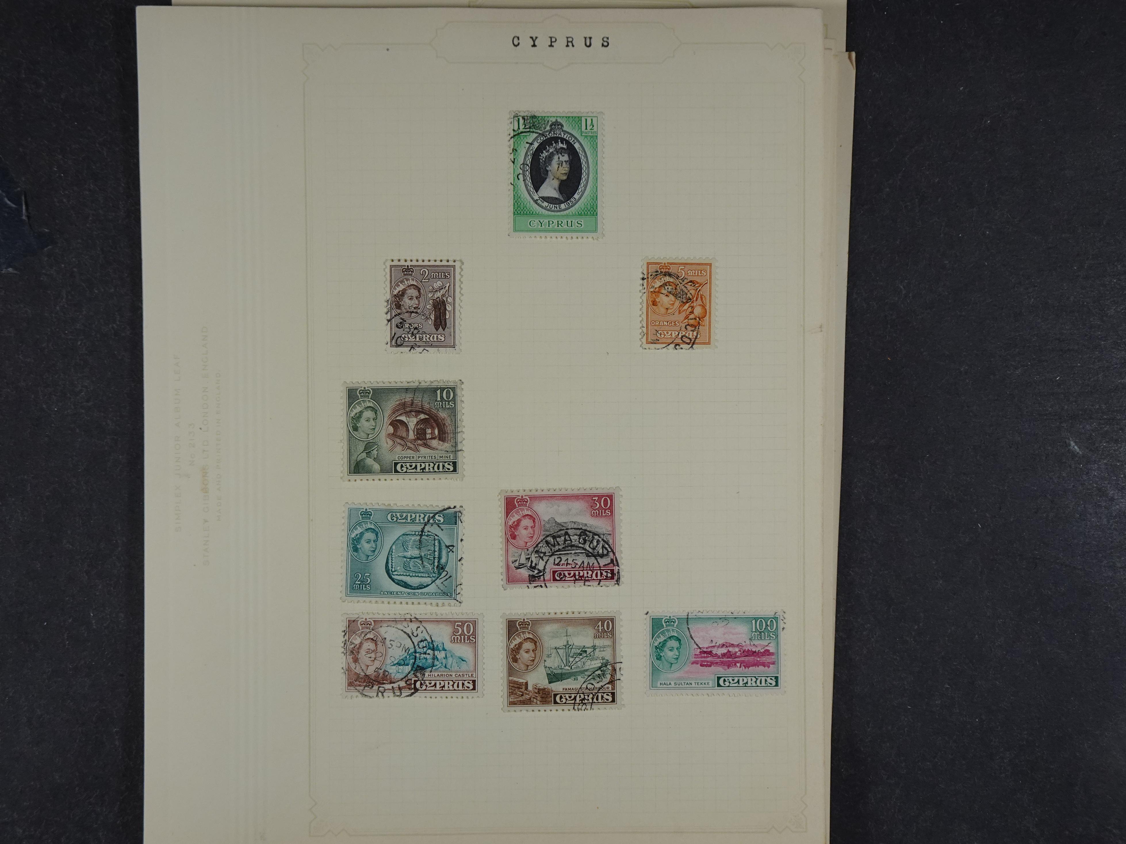 Doos met allerlei materiaal diverse betere zegels en fraaie stempels.
 49