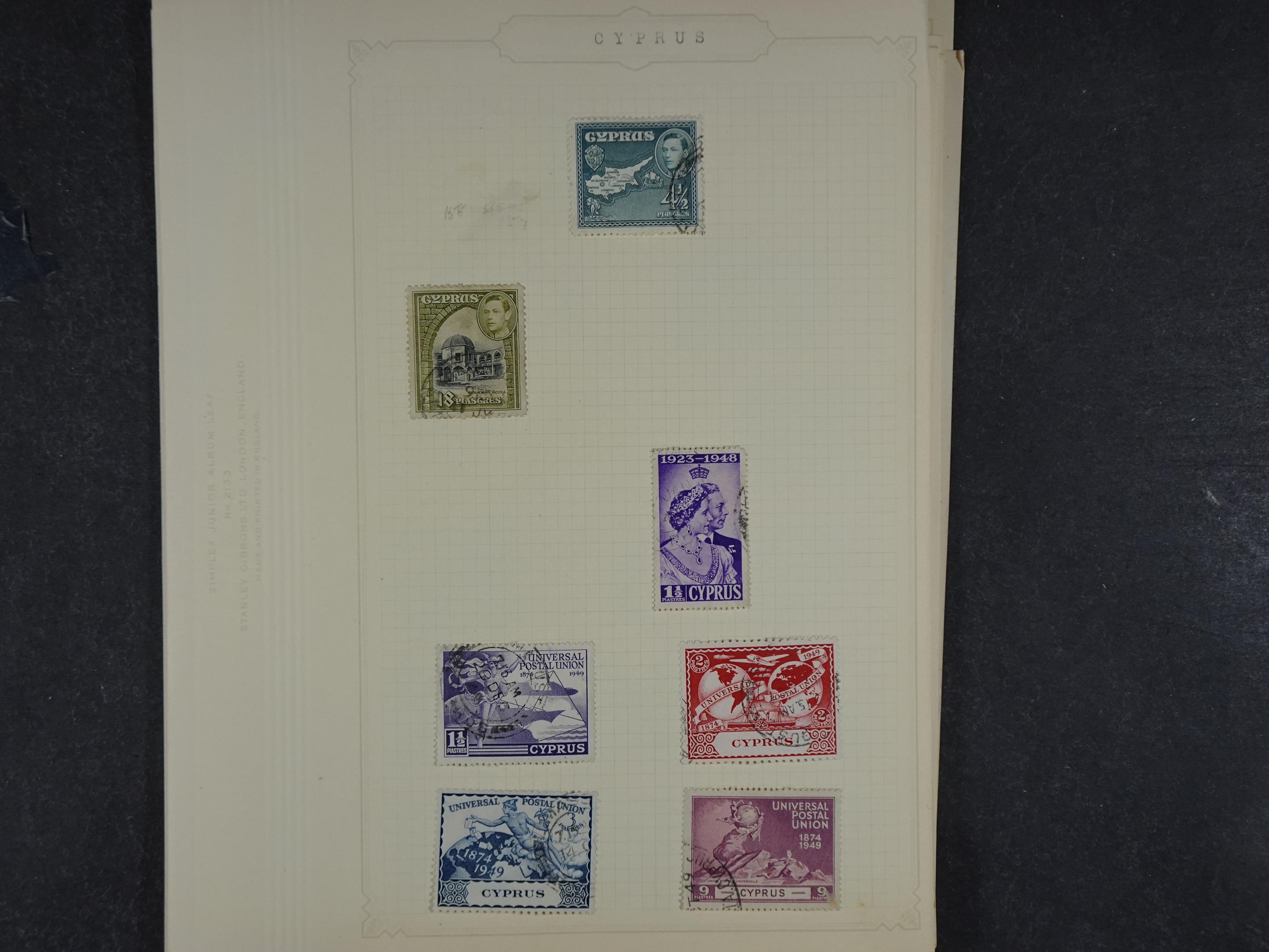 Doos met allerlei materiaal diverse betere zegels en fraaie stempels.
 50