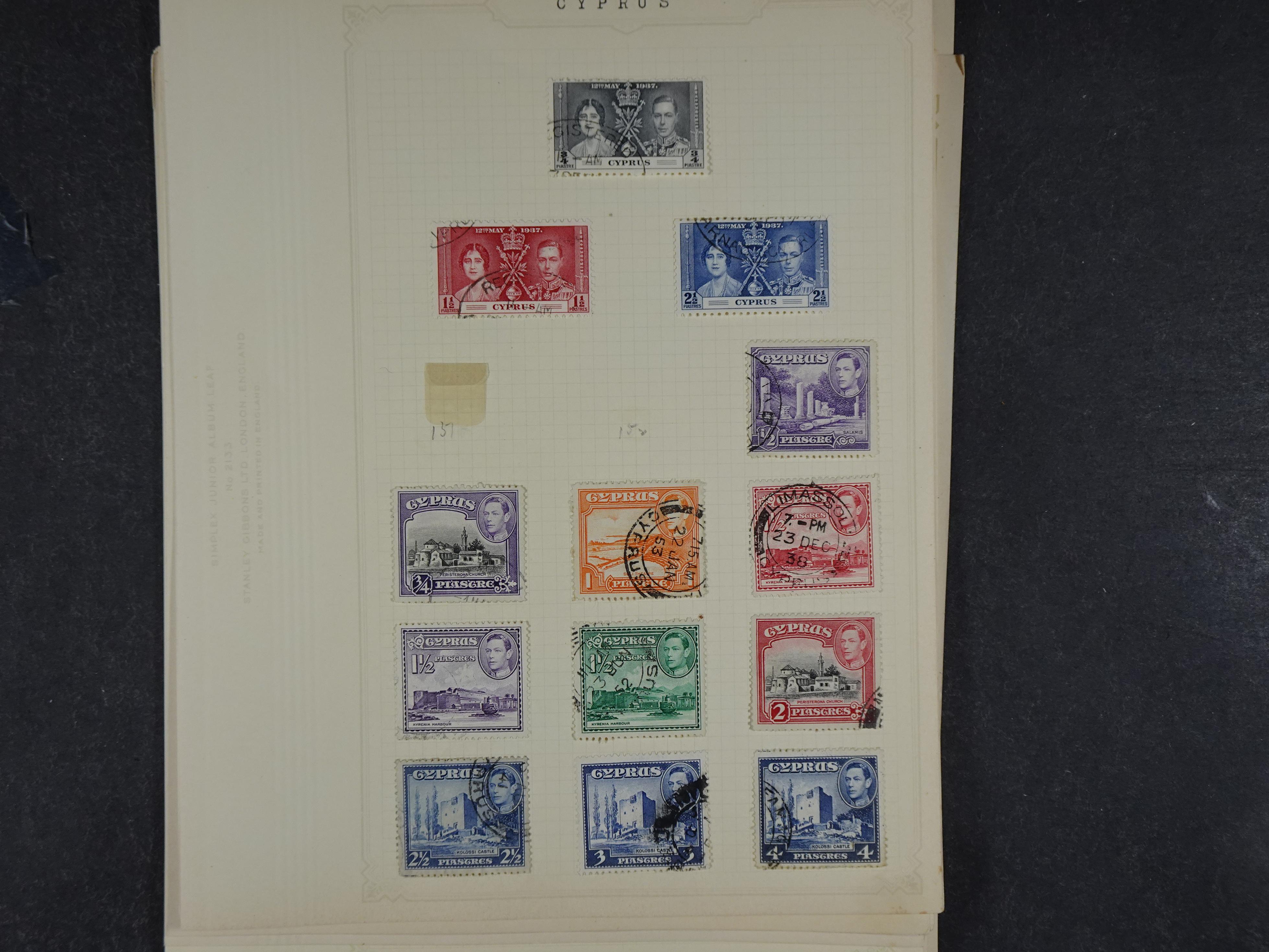 Doos met allerlei materiaal diverse betere zegels en fraaie stempels.
 51