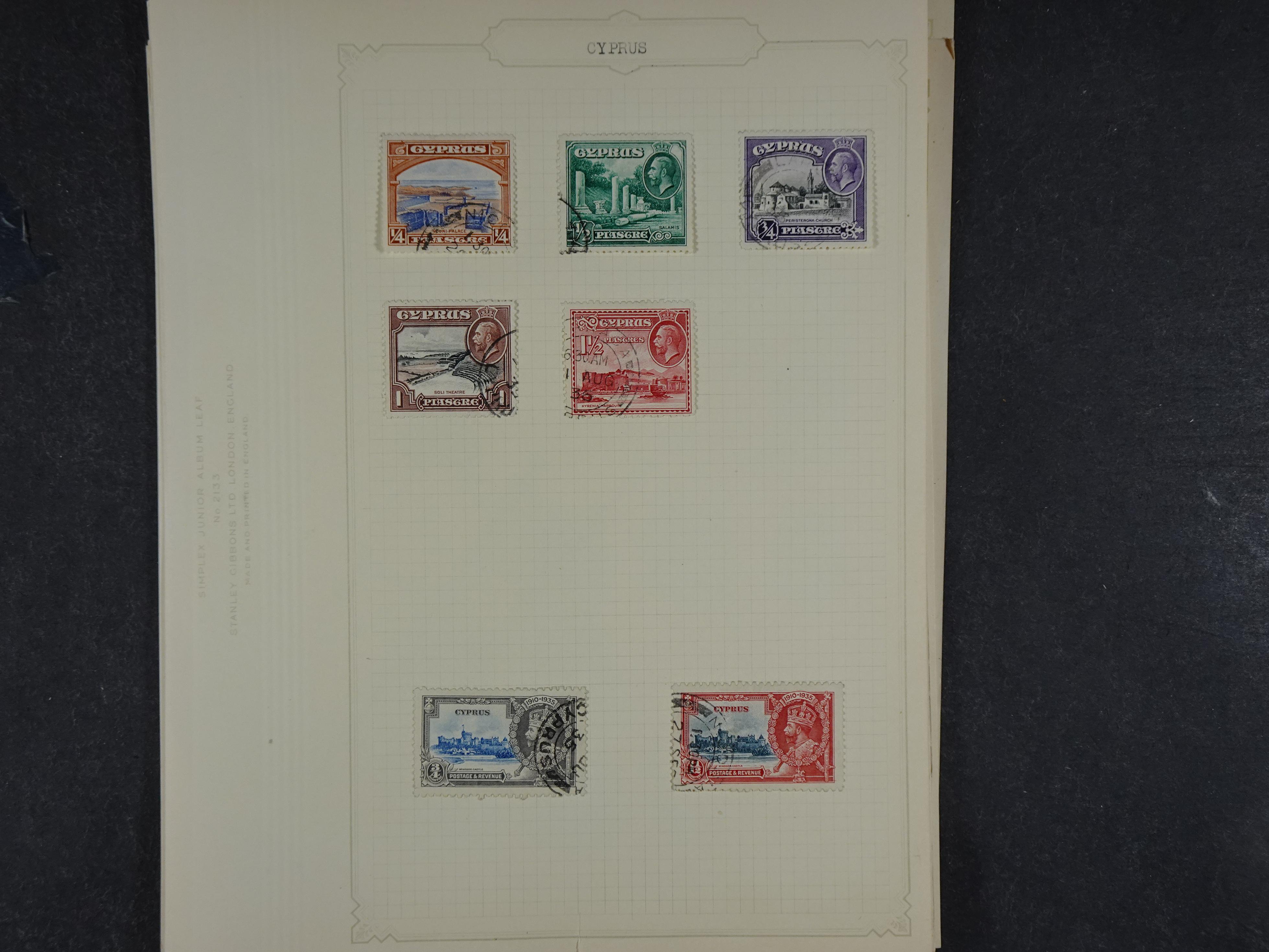 Doos met allerlei materiaal diverse betere zegels en fraaie stempels.
 52