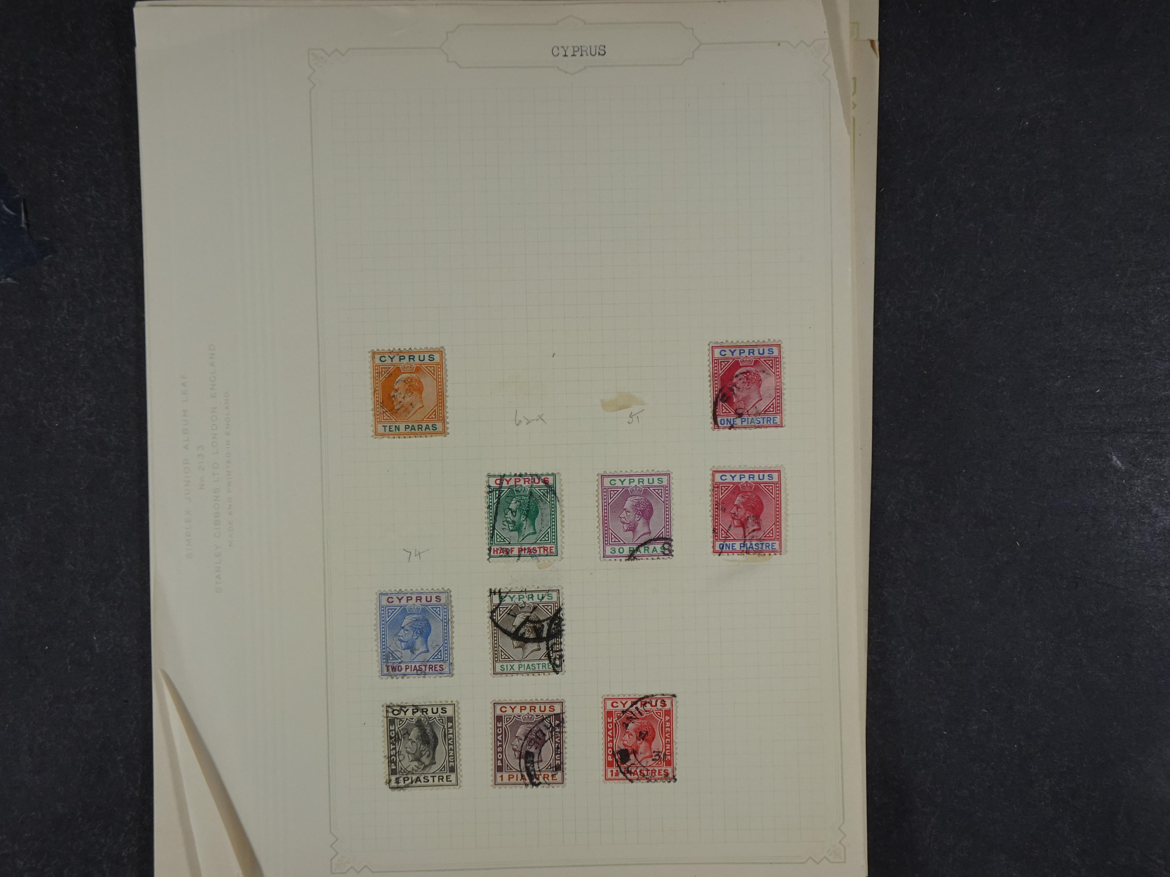 Doos met allerlei materiaal diverse betere zegels en fraaie stempels.
 53