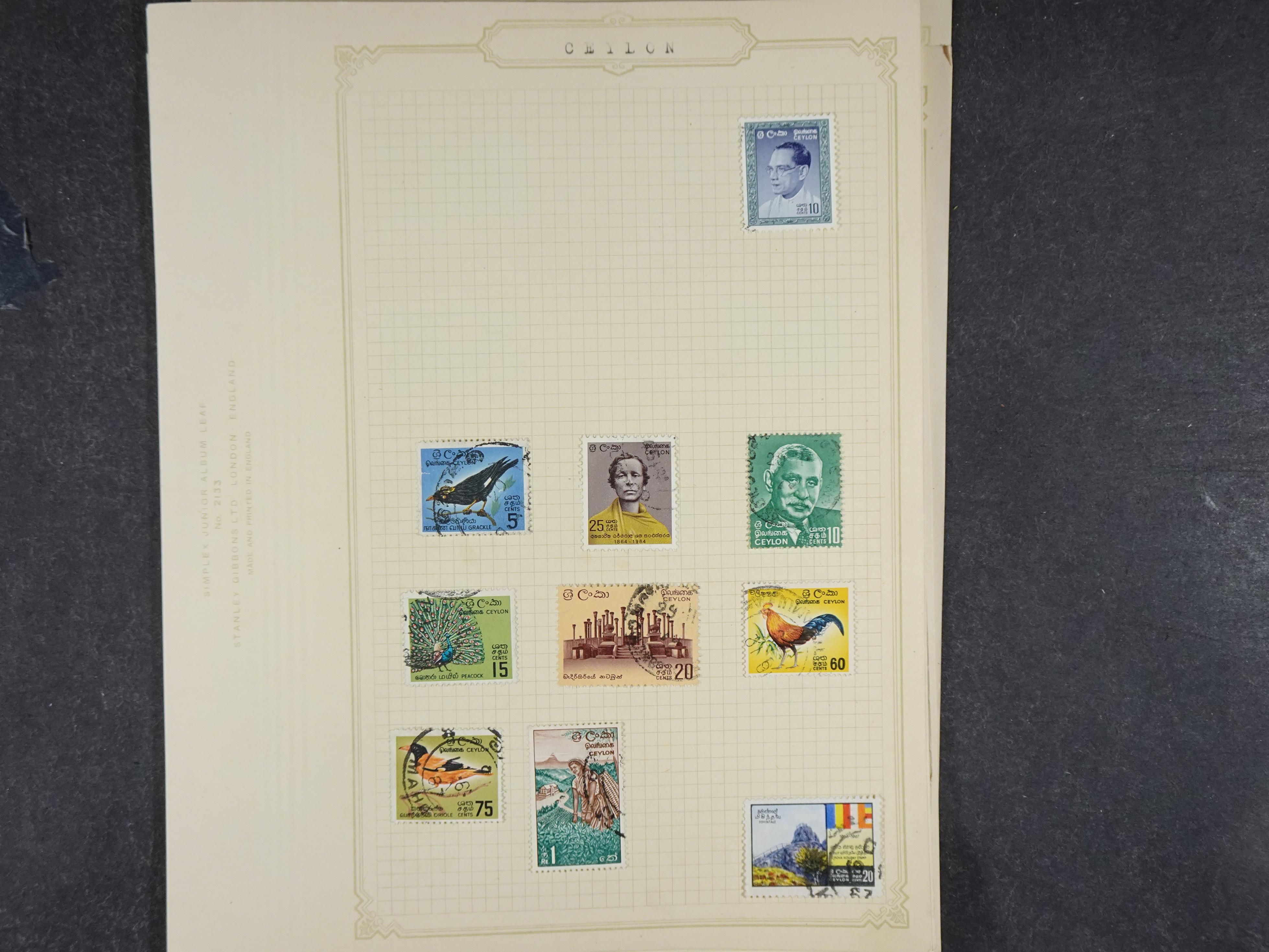 Doos met allerlei materiaal diverse betere zegels en fraaie stempels.
 54