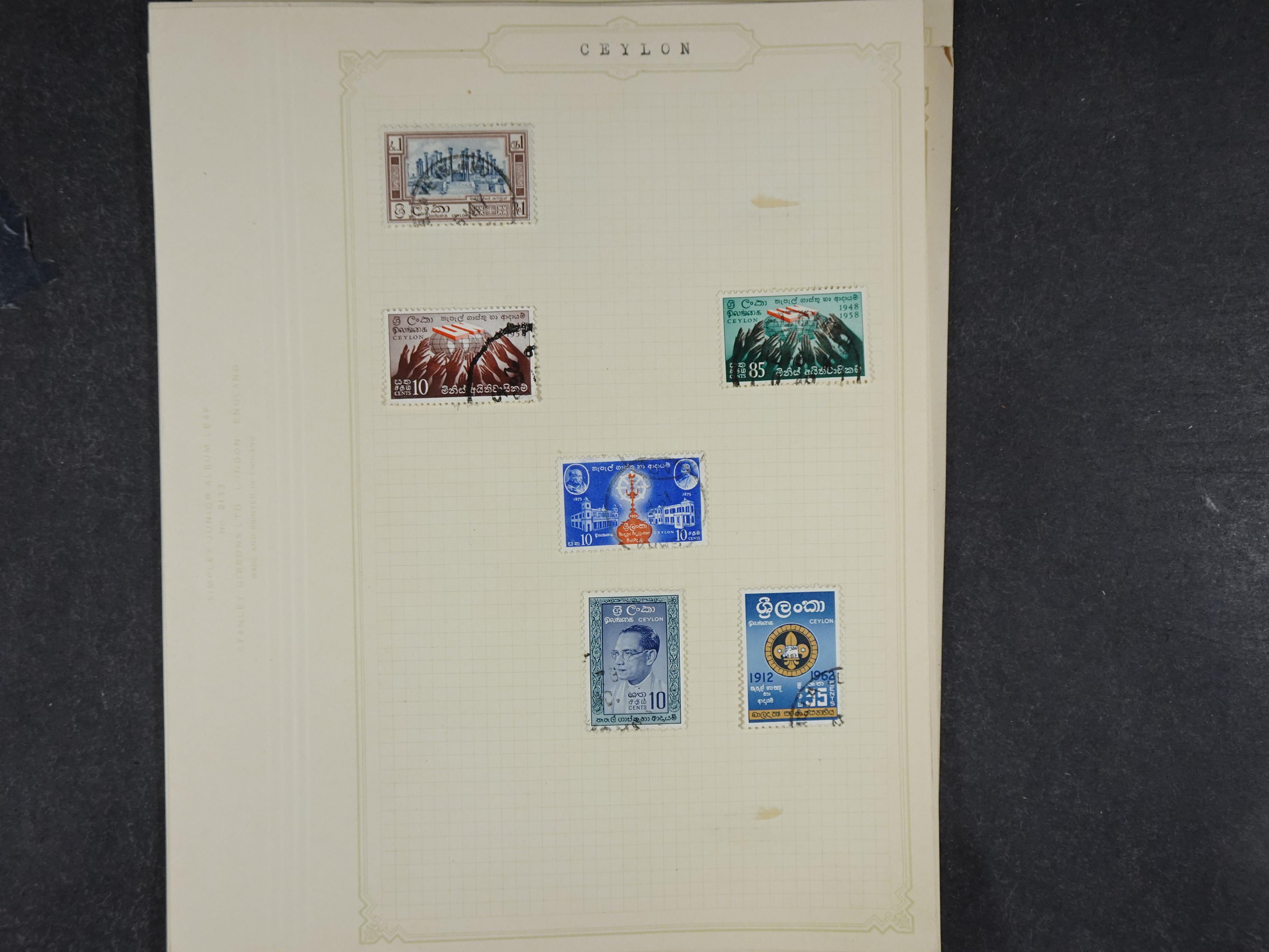 Doos met allerlei materiaal diverse betere zegels en fraaie stempels.
 55