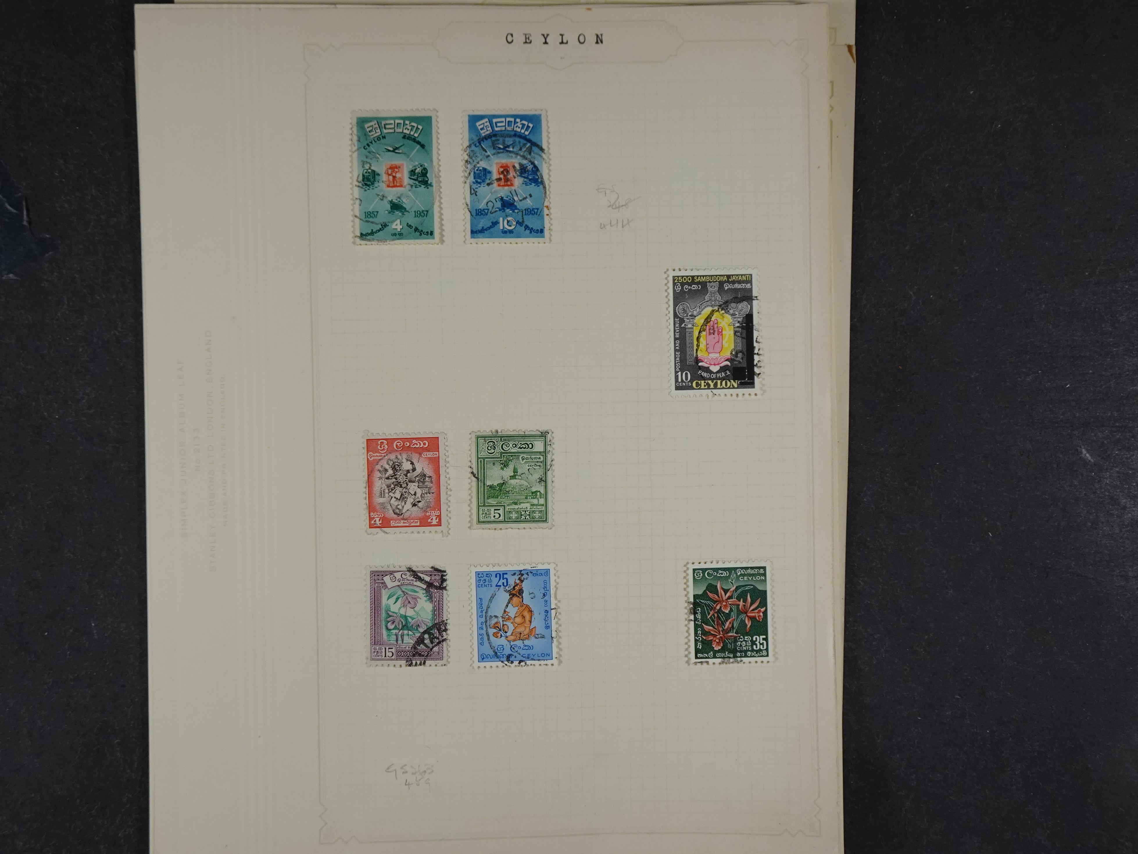 Doos met allerlei materiaal diverse betere zegels en fraaie stempels.
 56