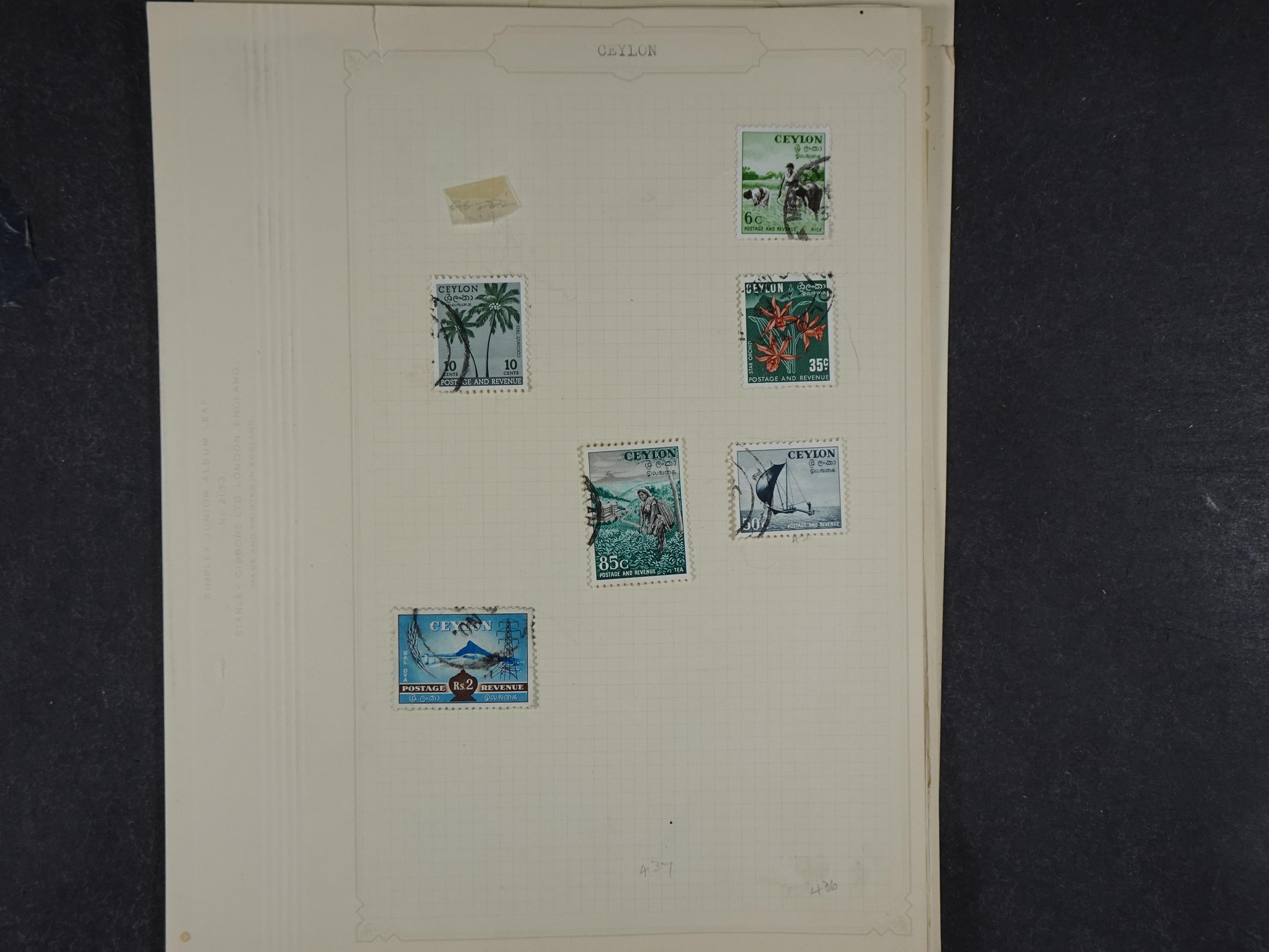 Doos met allerlei materiaal diverse betere zegels en fraaie stempels.
 57