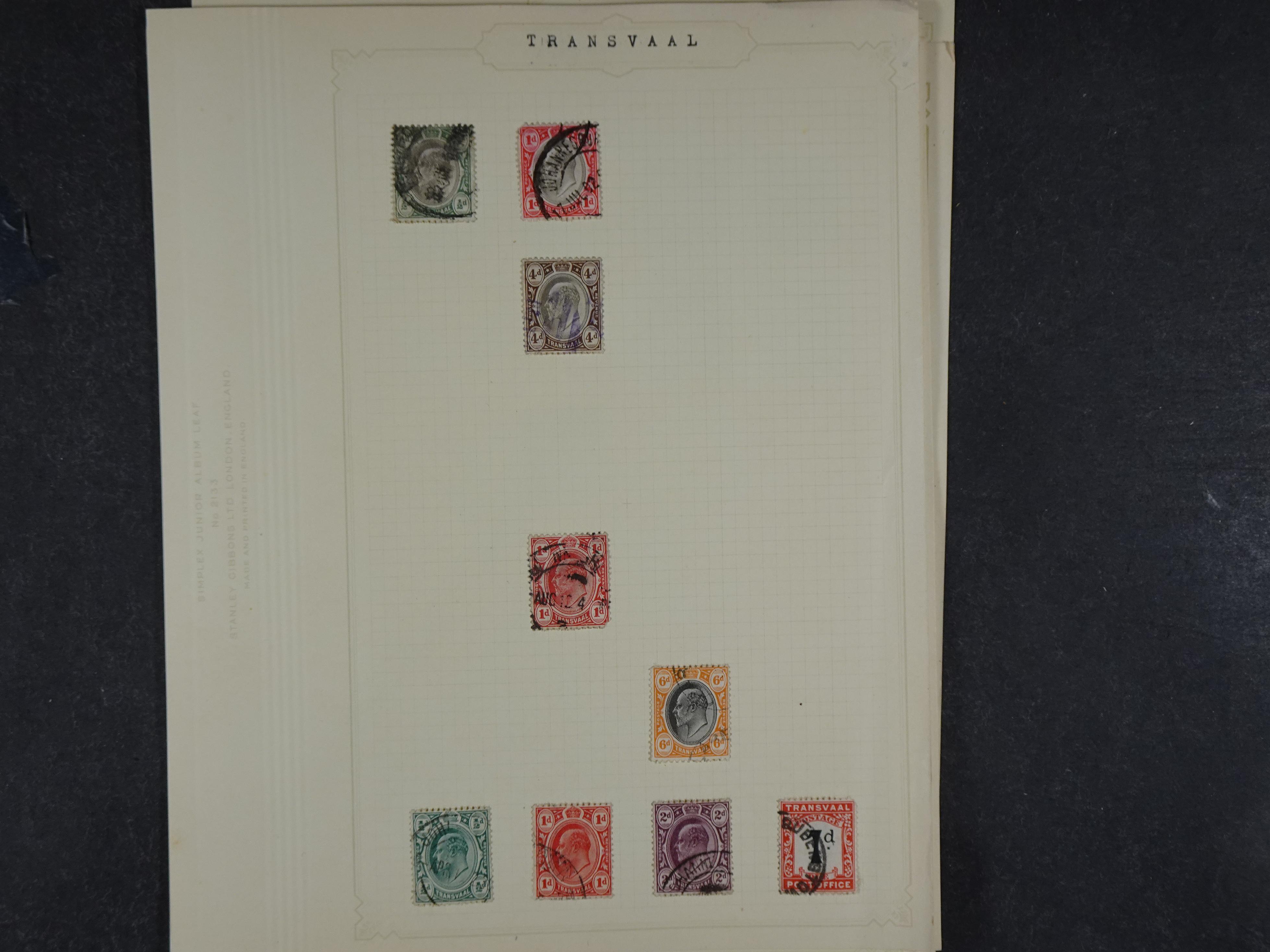 Doos met allerlei materiaal diverse betere zegels en fraaie stempels.
 58