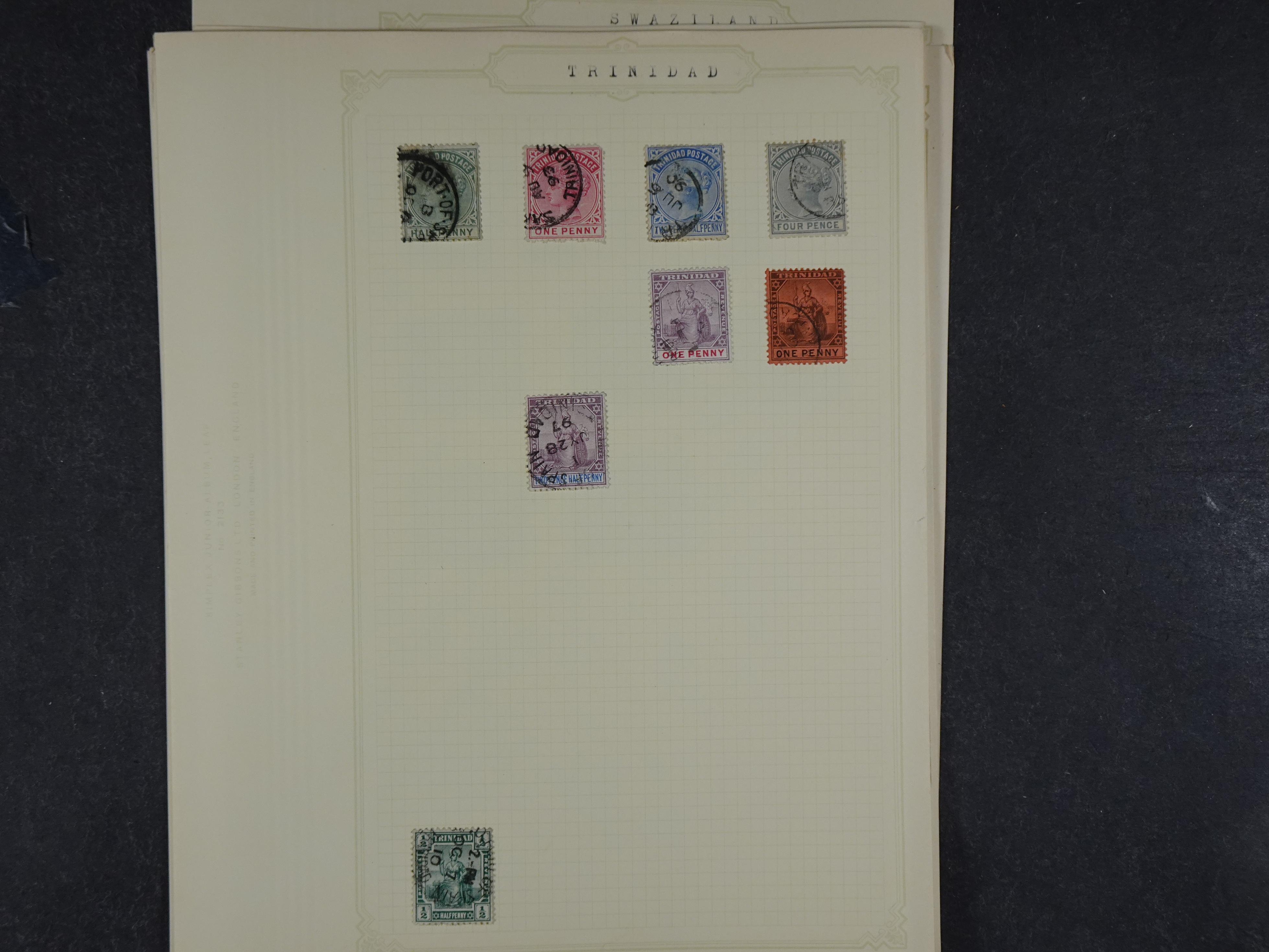 Doos met allerlei materiaal diverse betere zegels en fraaie stempels.
 59