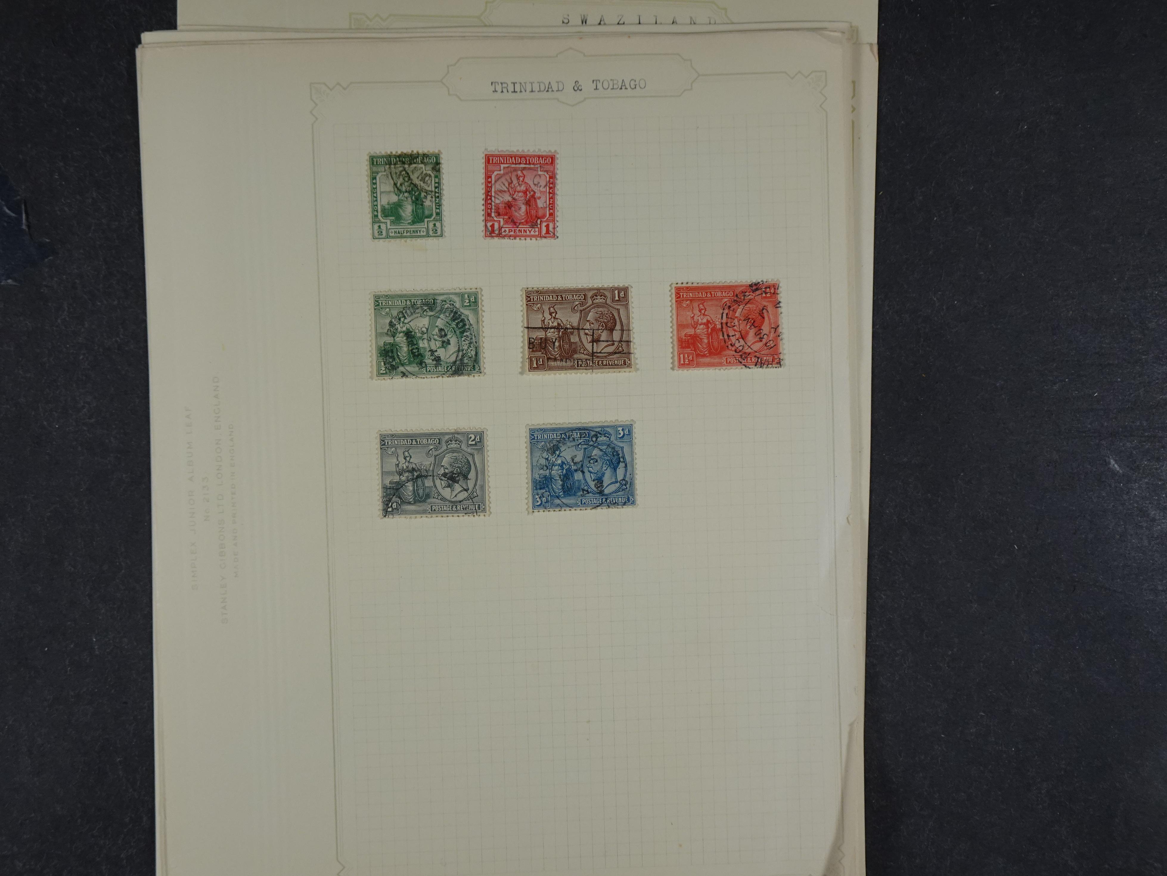 Doos met allerlei materiaal diverse betere zegels en fraaie stempels.
 60