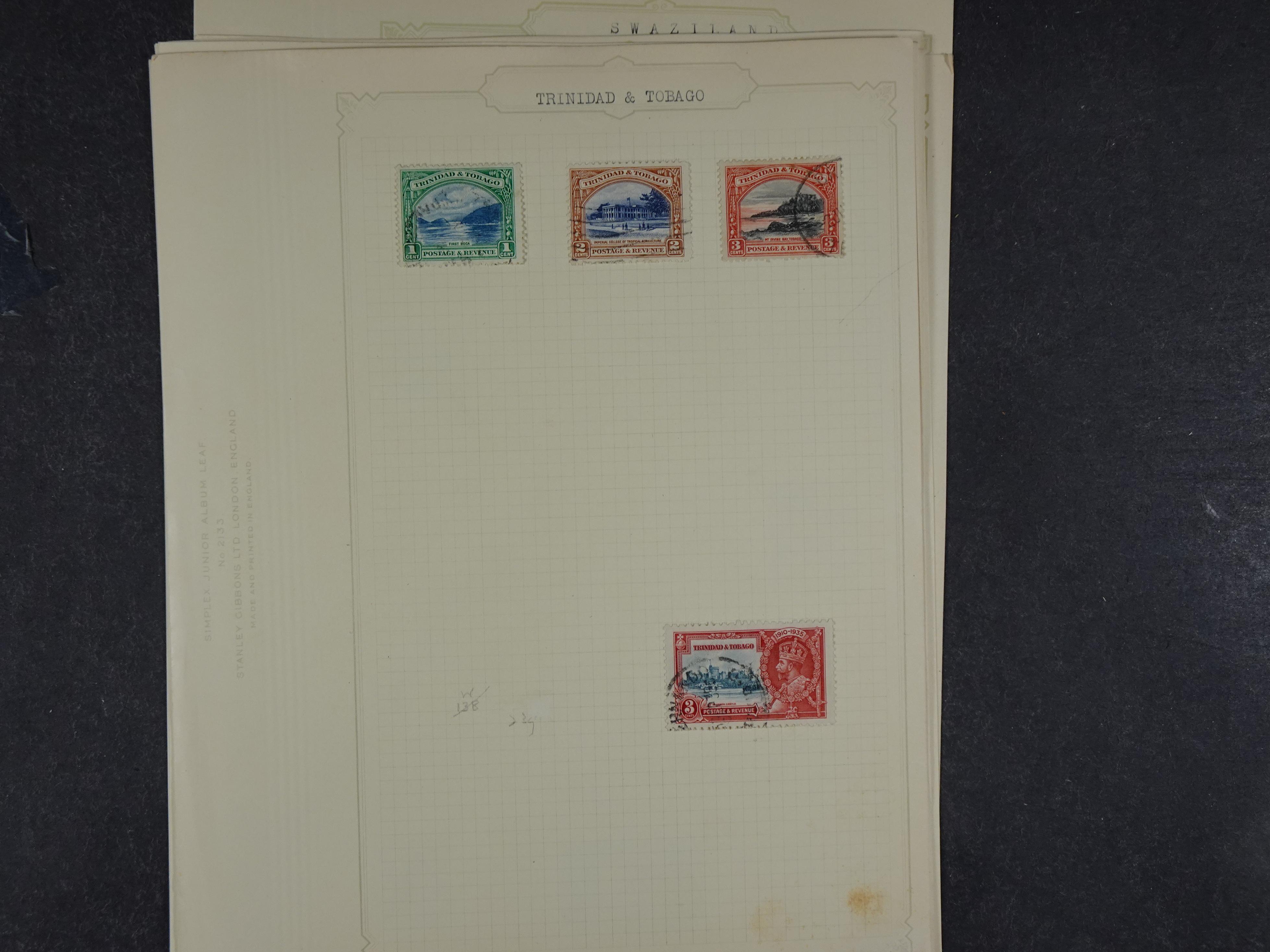 Doos met allerlei materiaal diverse betere zegels en fraaie stempels.
 61