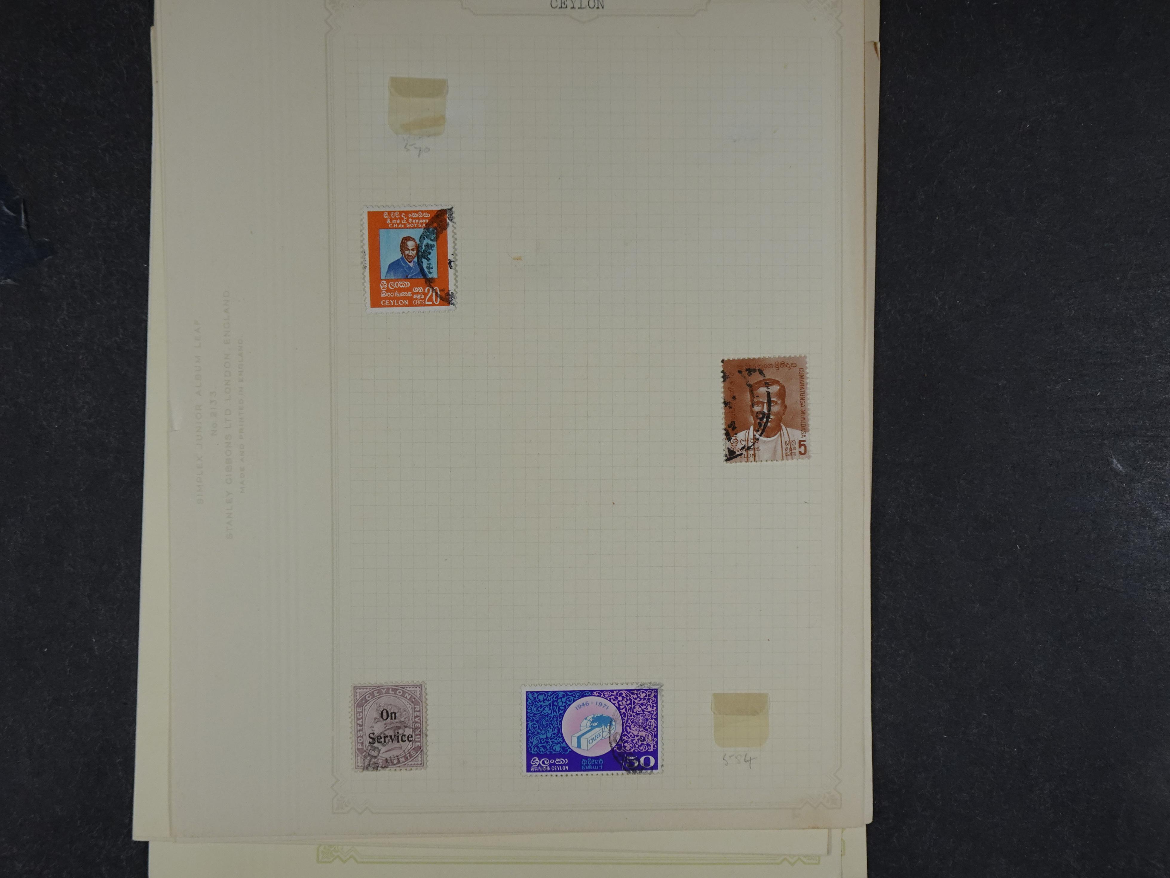 Doos met allerlei materiaal diverse betere zegels en fraaie stempels.
 62