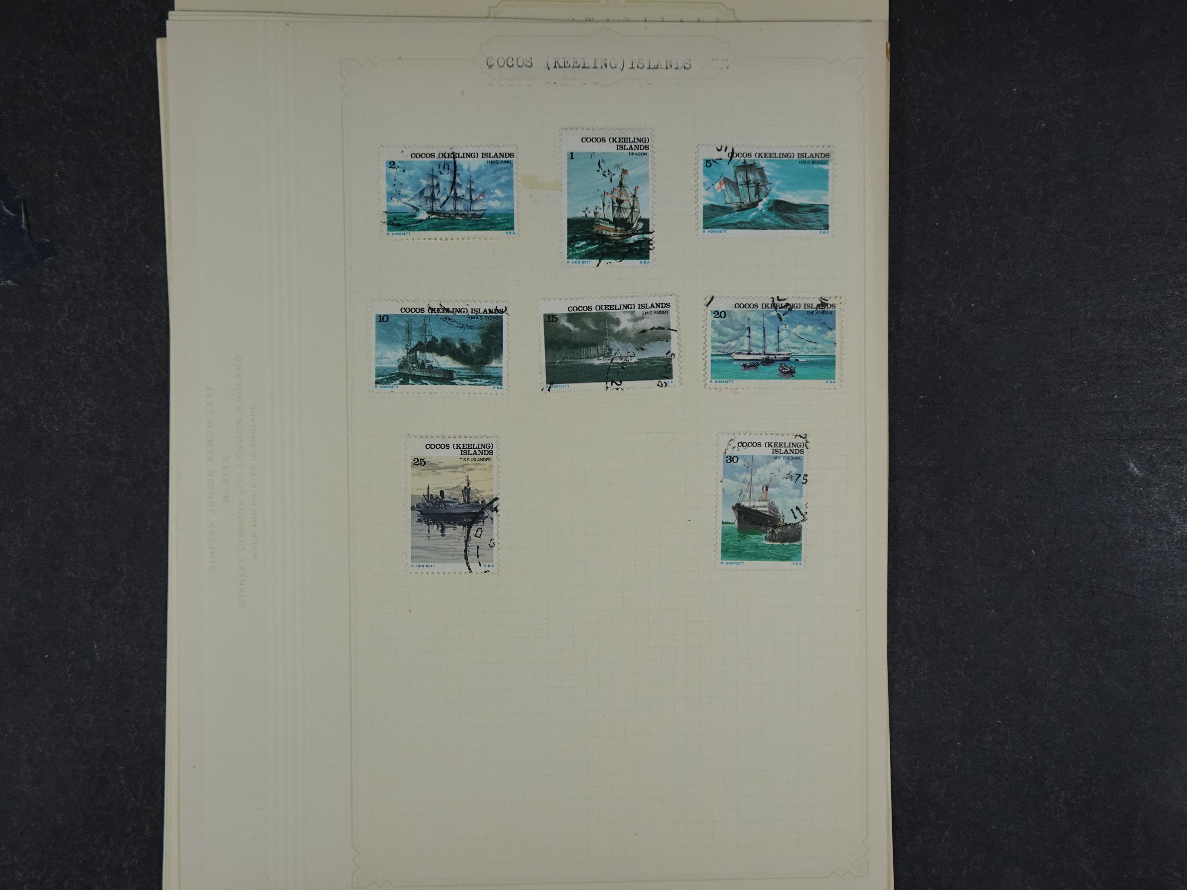 Doos met allerlei materiaal diverse betere zegels en fraaie stempels.
 63