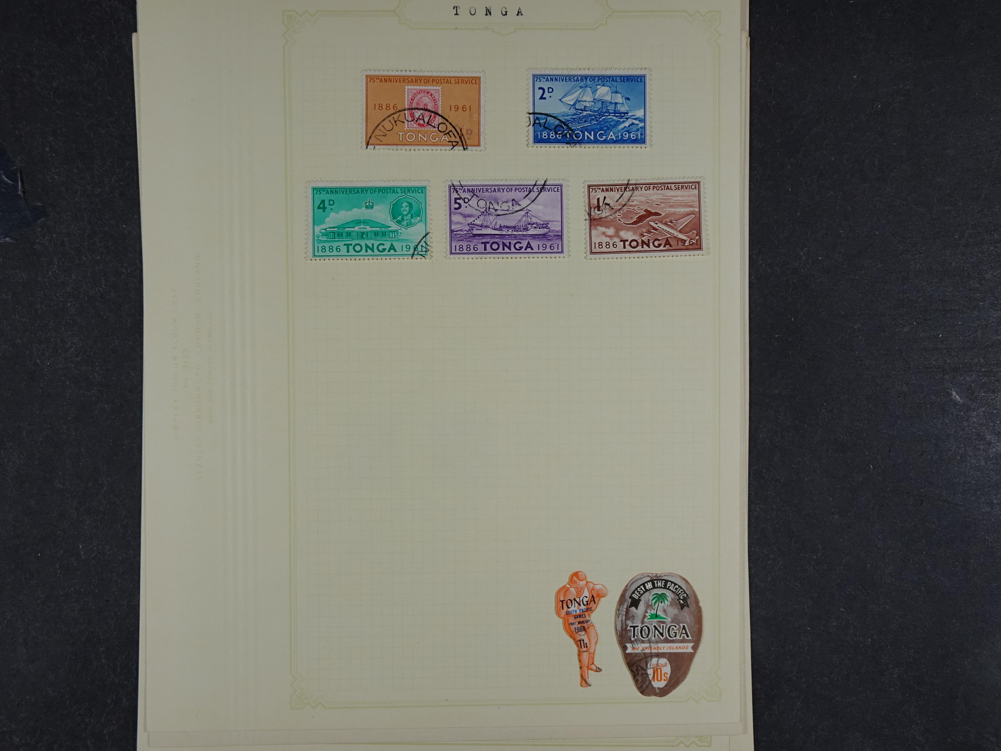 Doos met allerlei materiaal diverse betere zegels en fraaie stempels.
 64