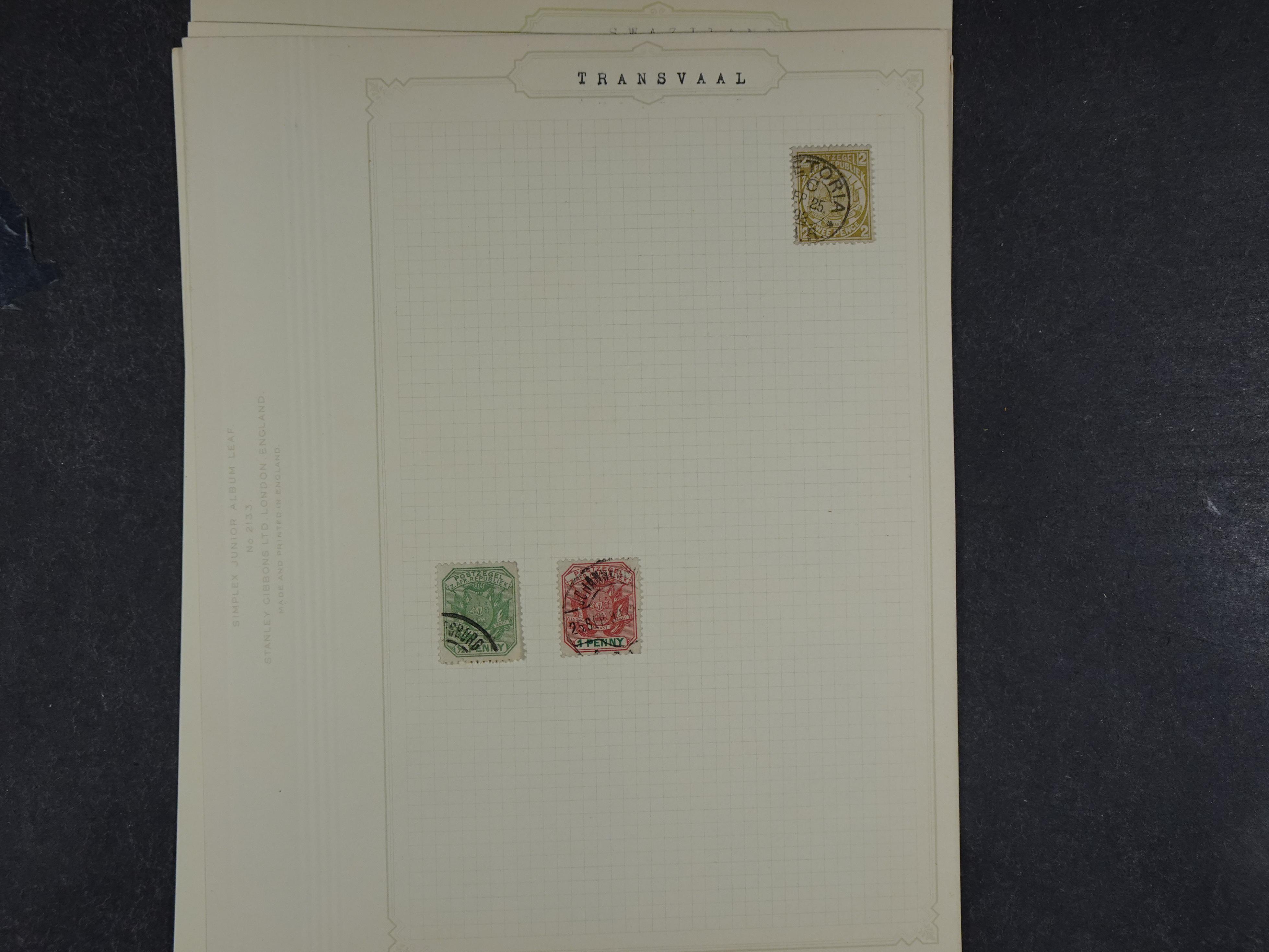 Doos met allerlei materiaal diverse betere zegels en fraaie stempels.
 65