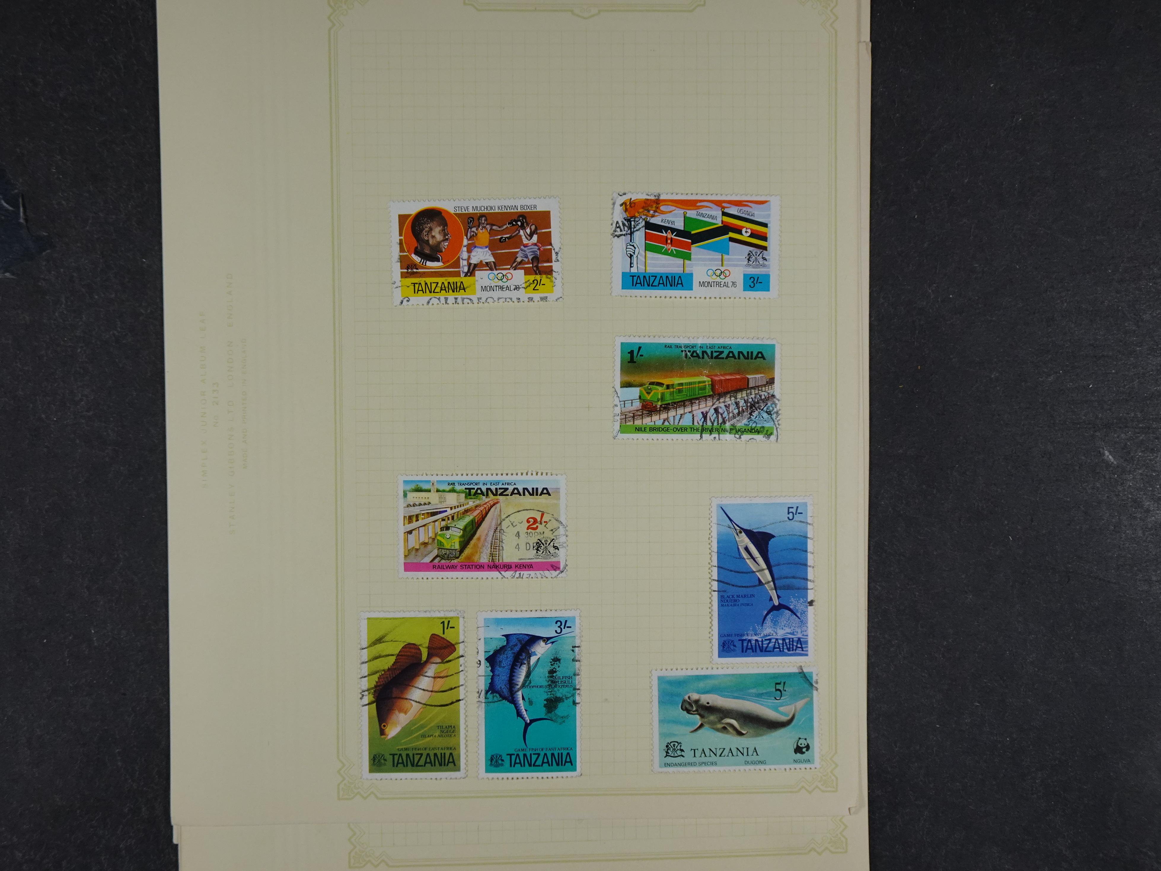 Doos met allerlei materiaal diverse betere zegels en fraaie stempels.
 66