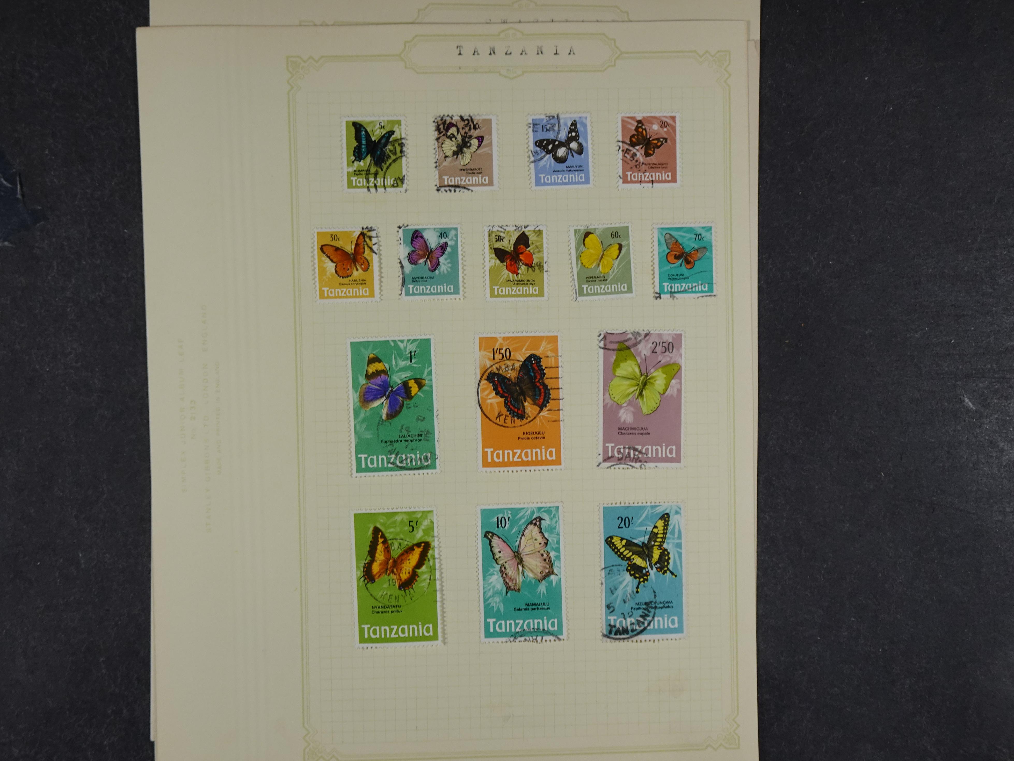 Doos met allerlei materiaal diverse betere zegels en fraaie stempels.
 67