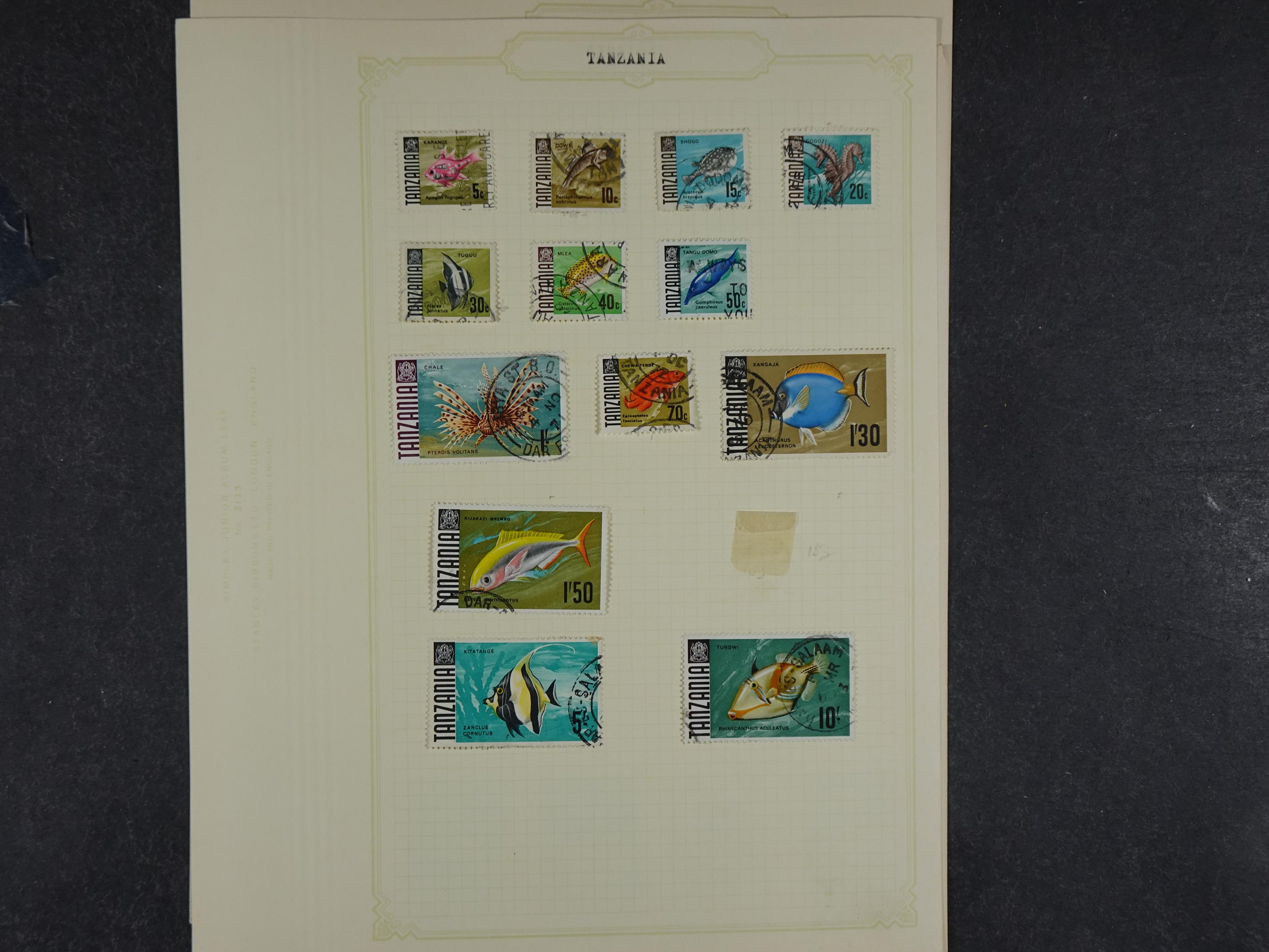 Doos met allerlei materiaal diverse betere zegels en fraaie stempels.
 68