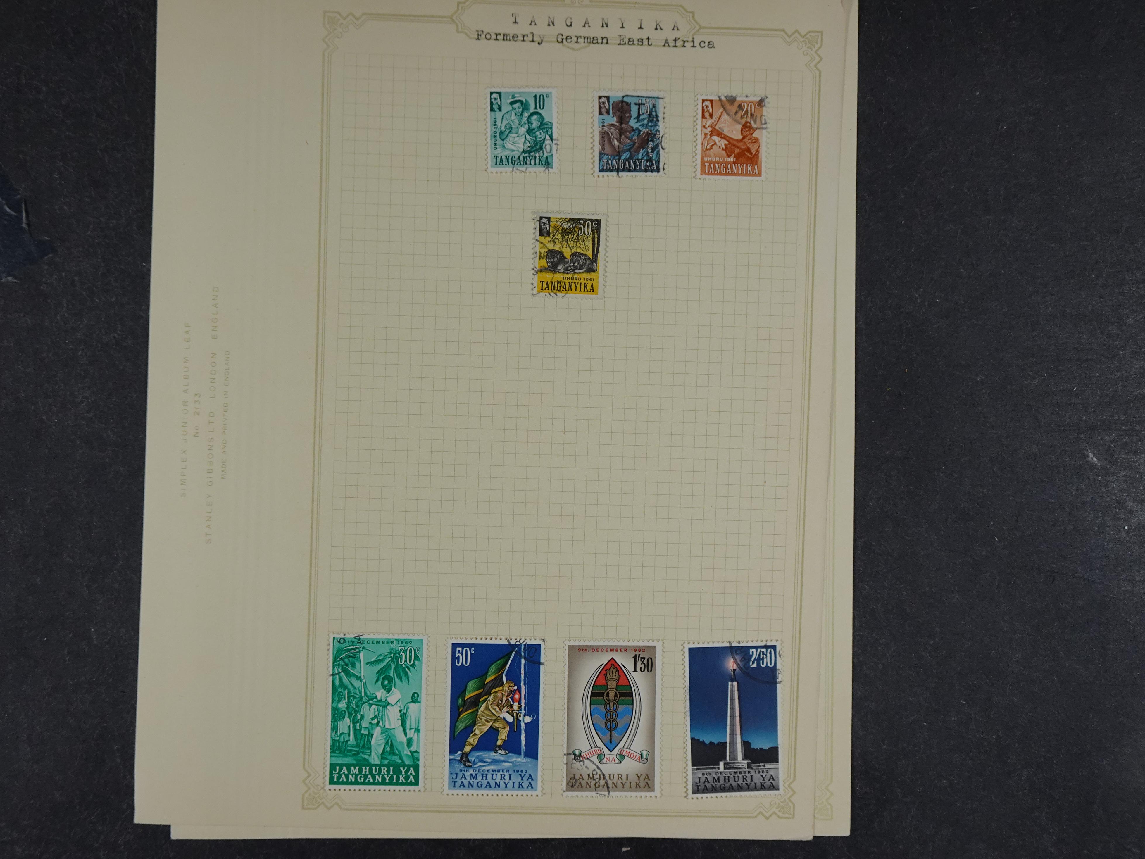 Doos met allerlei materiaal diverse betere zegels en fraaie stempels.
 69