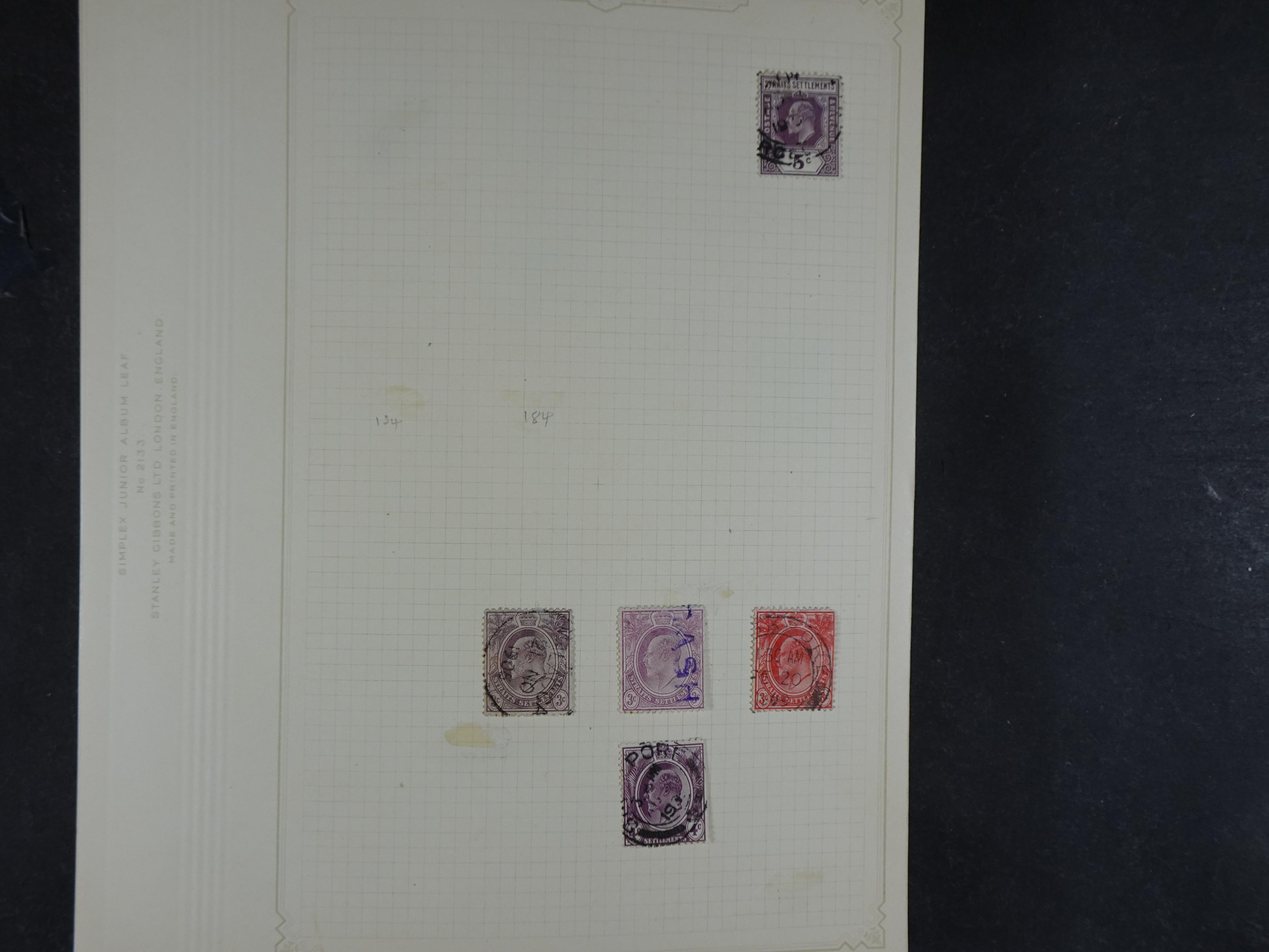 Doos met allerlei materiaal diverse betere zegels en fraaie stempels.
 71