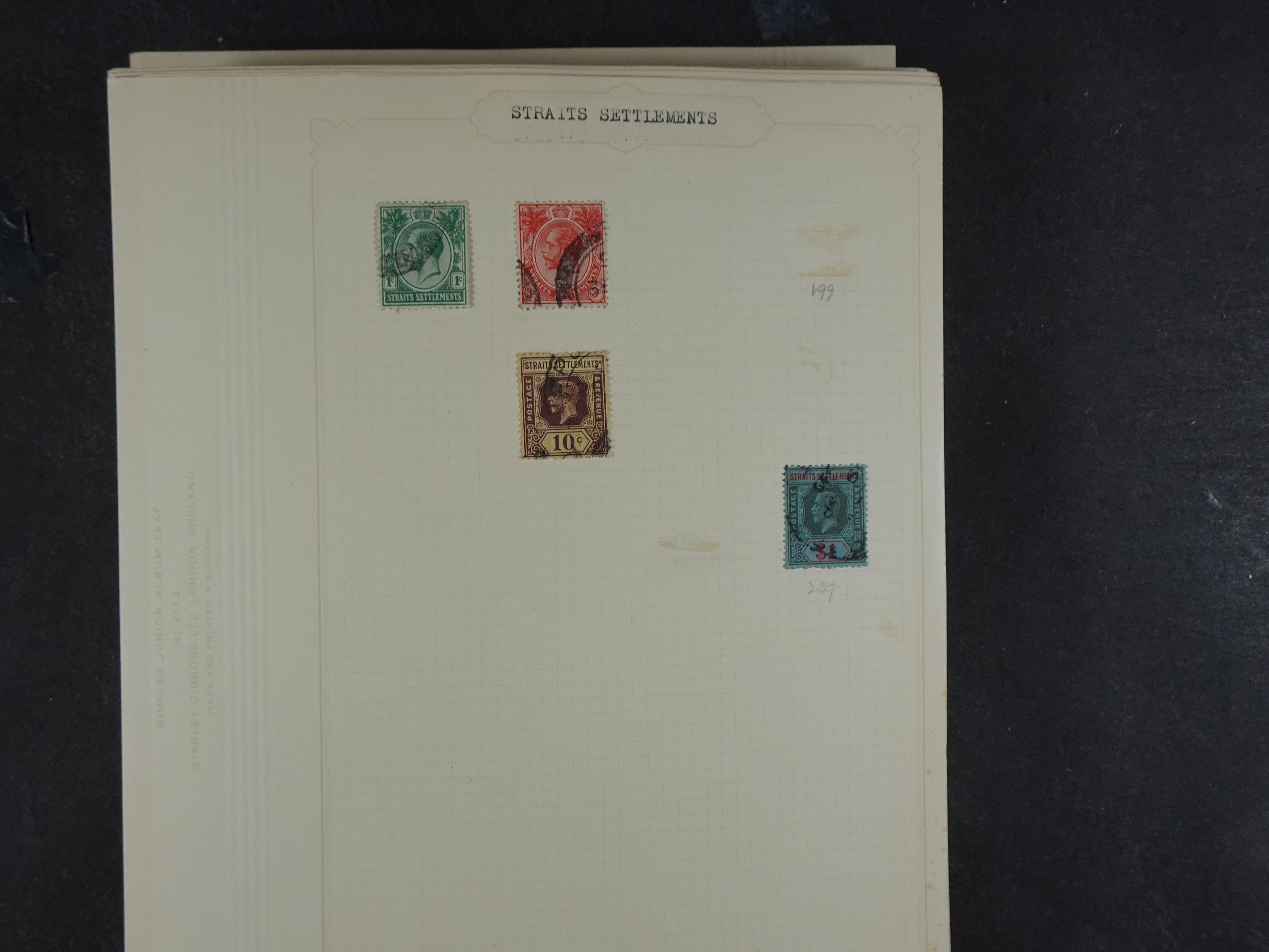 Doos met allerlei materiaal diverse betere zegels en fraaie stempels.
 72