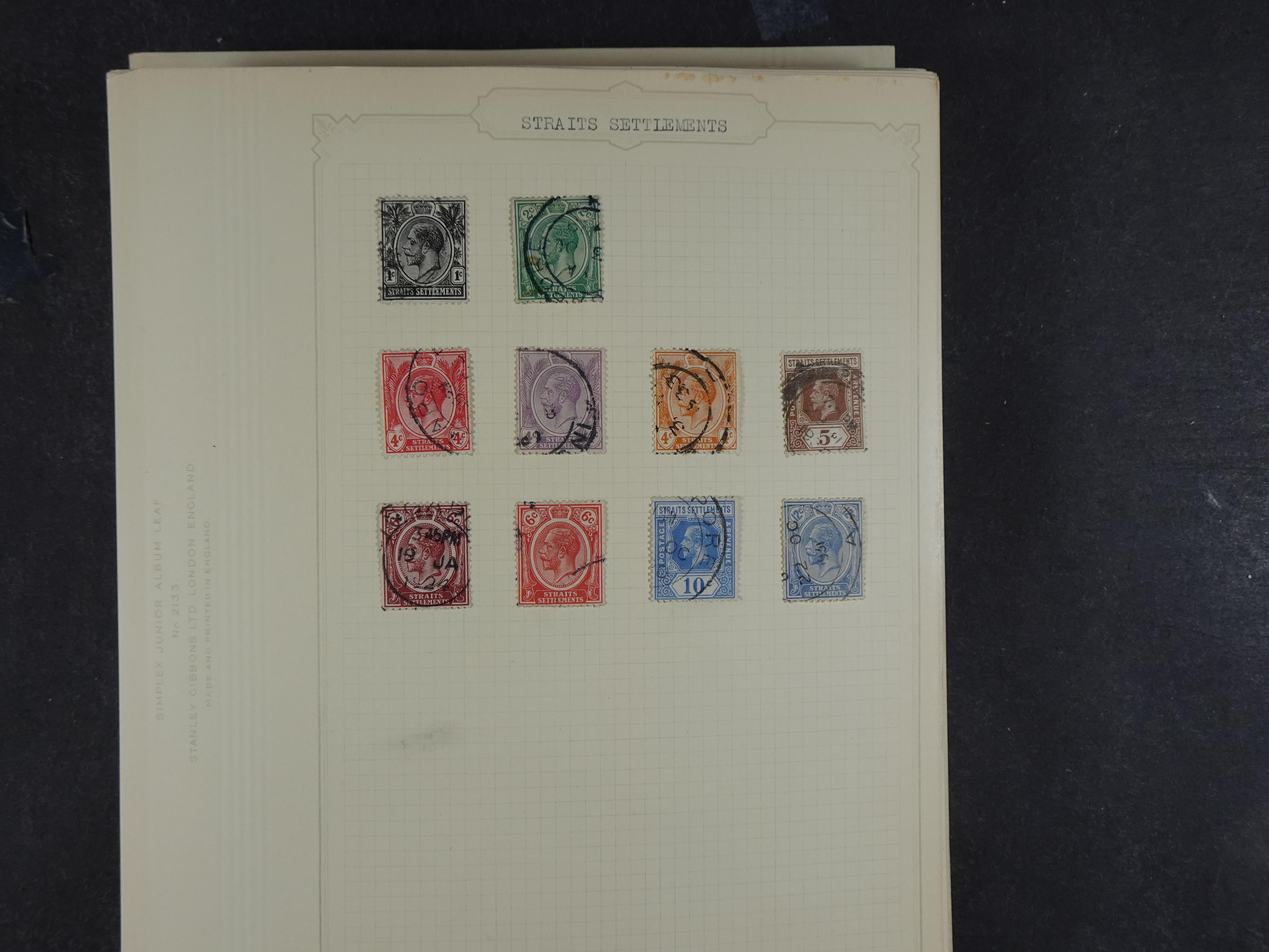 Doos met allerlei materiaal diverse betere zegels en fraaie stempels.
 73